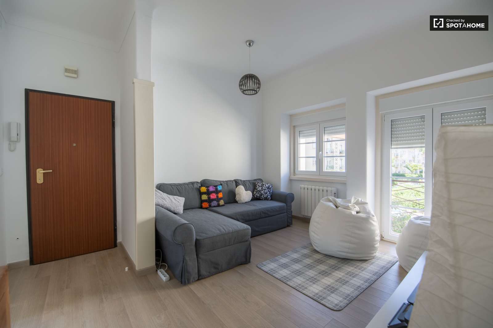 Large and Sunny Room for Rent in Olaias, Lisbon