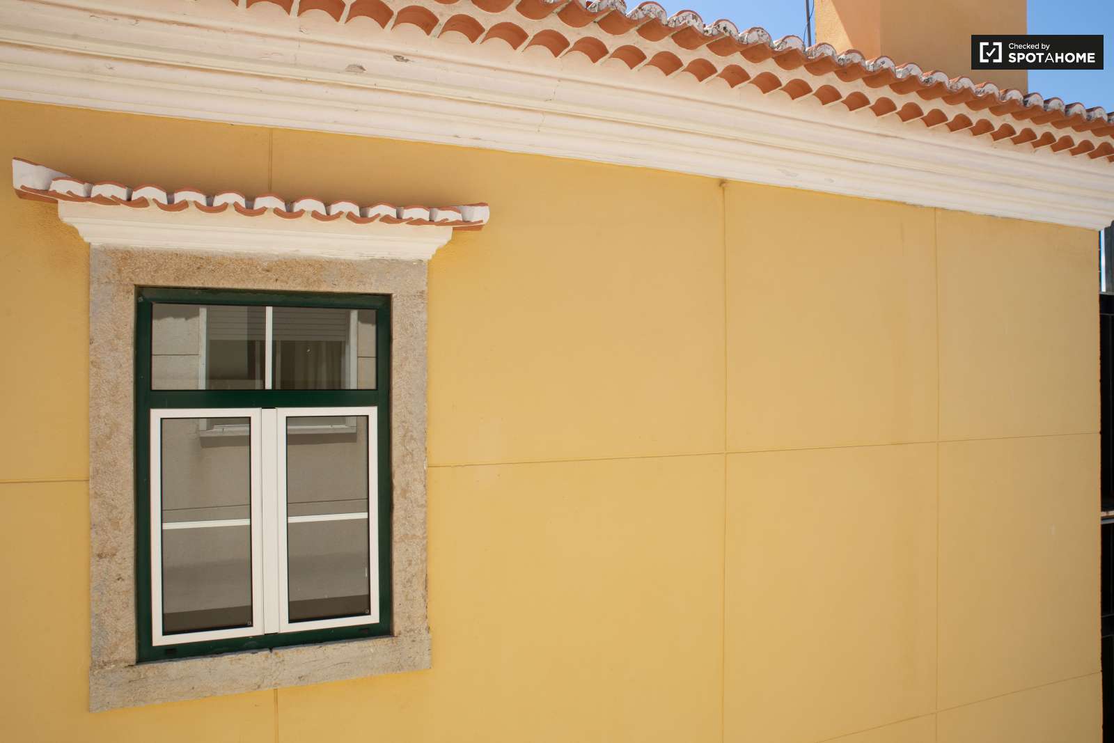 Double bed in Rooms for rent in charming 5-bedroom house in Estoril