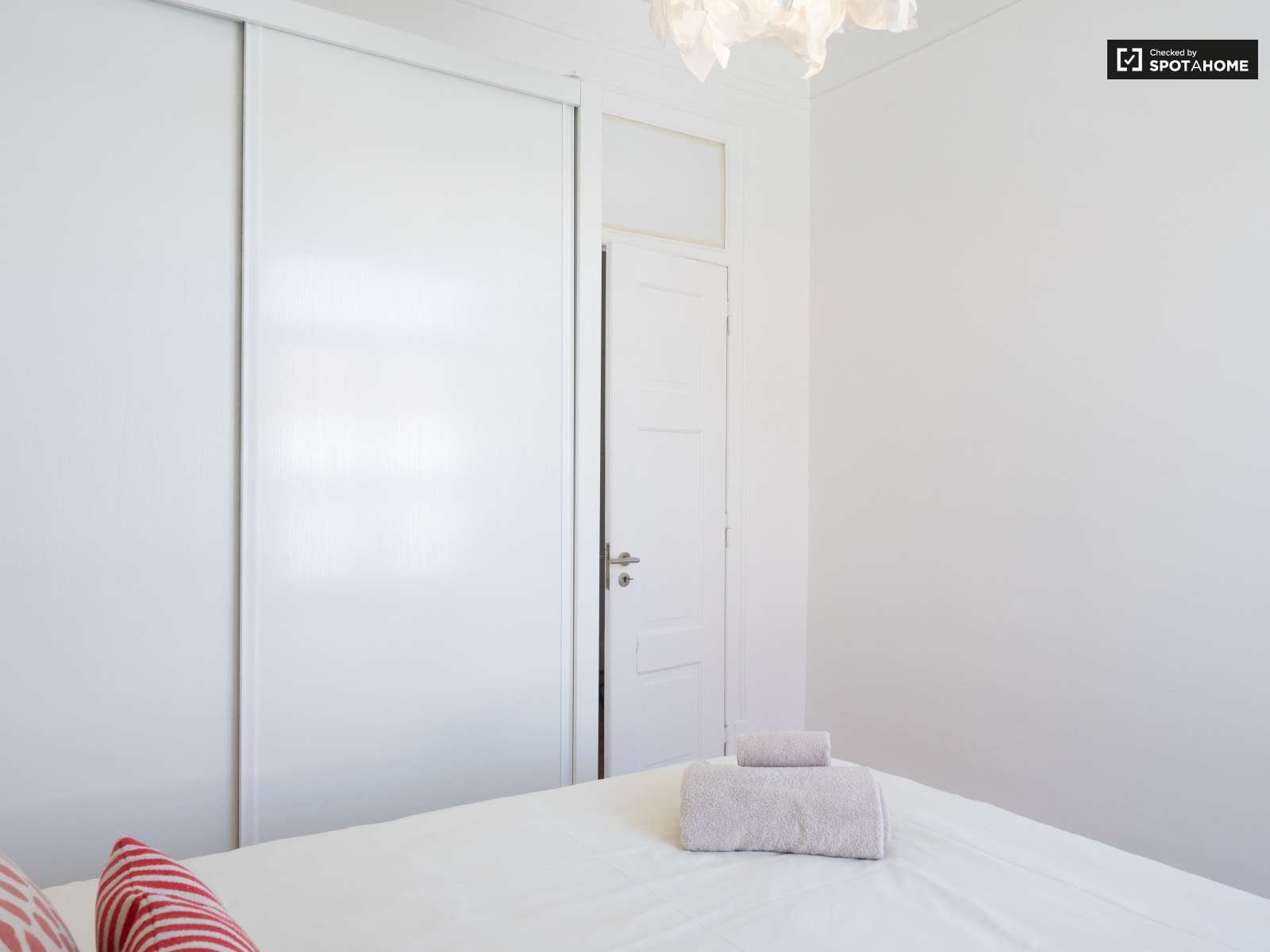 Chic 2-bedroom apartment for rent in Penha de França