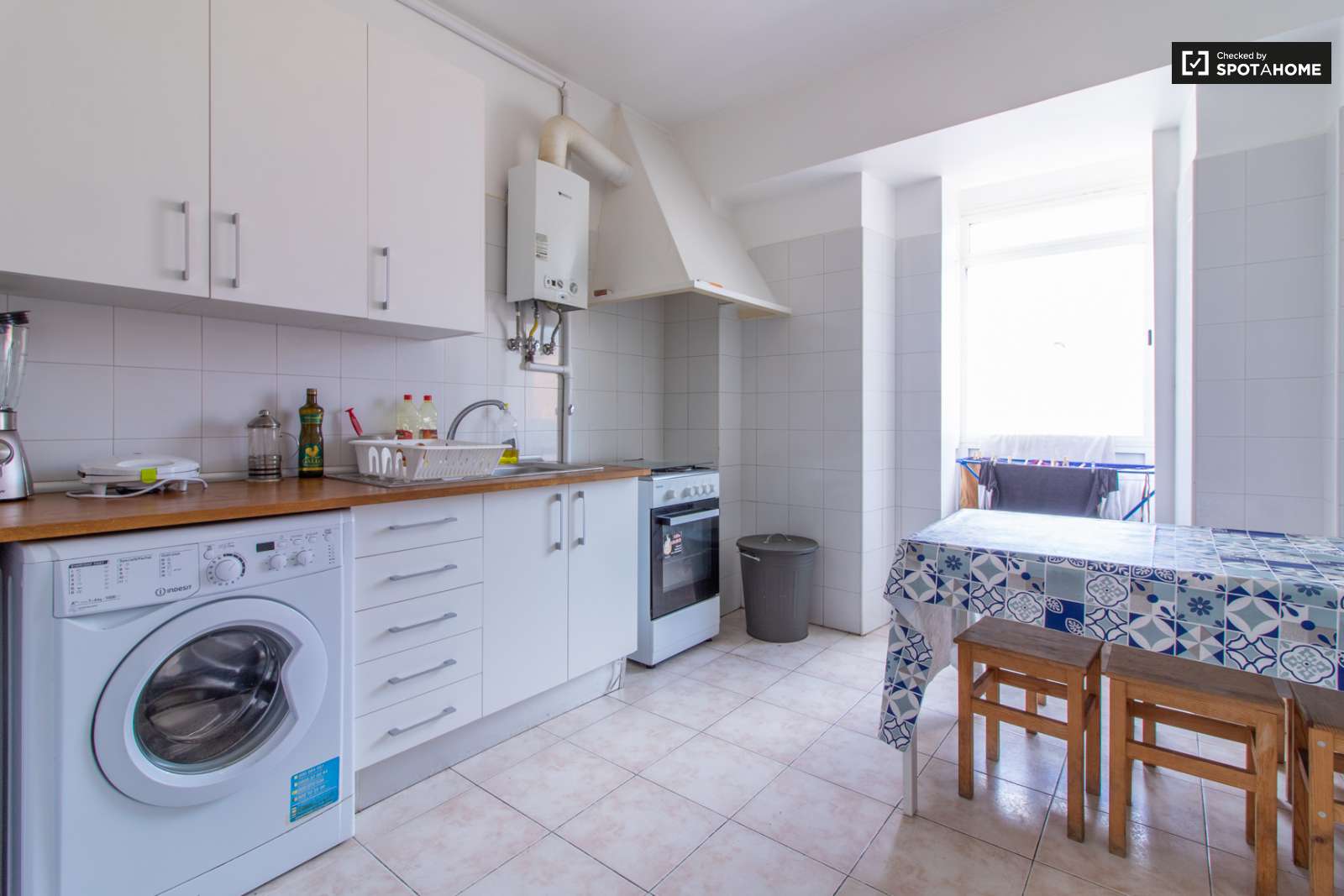 Double bed in Spacious rooms for rent in 6-bedroom apartment in Arroios