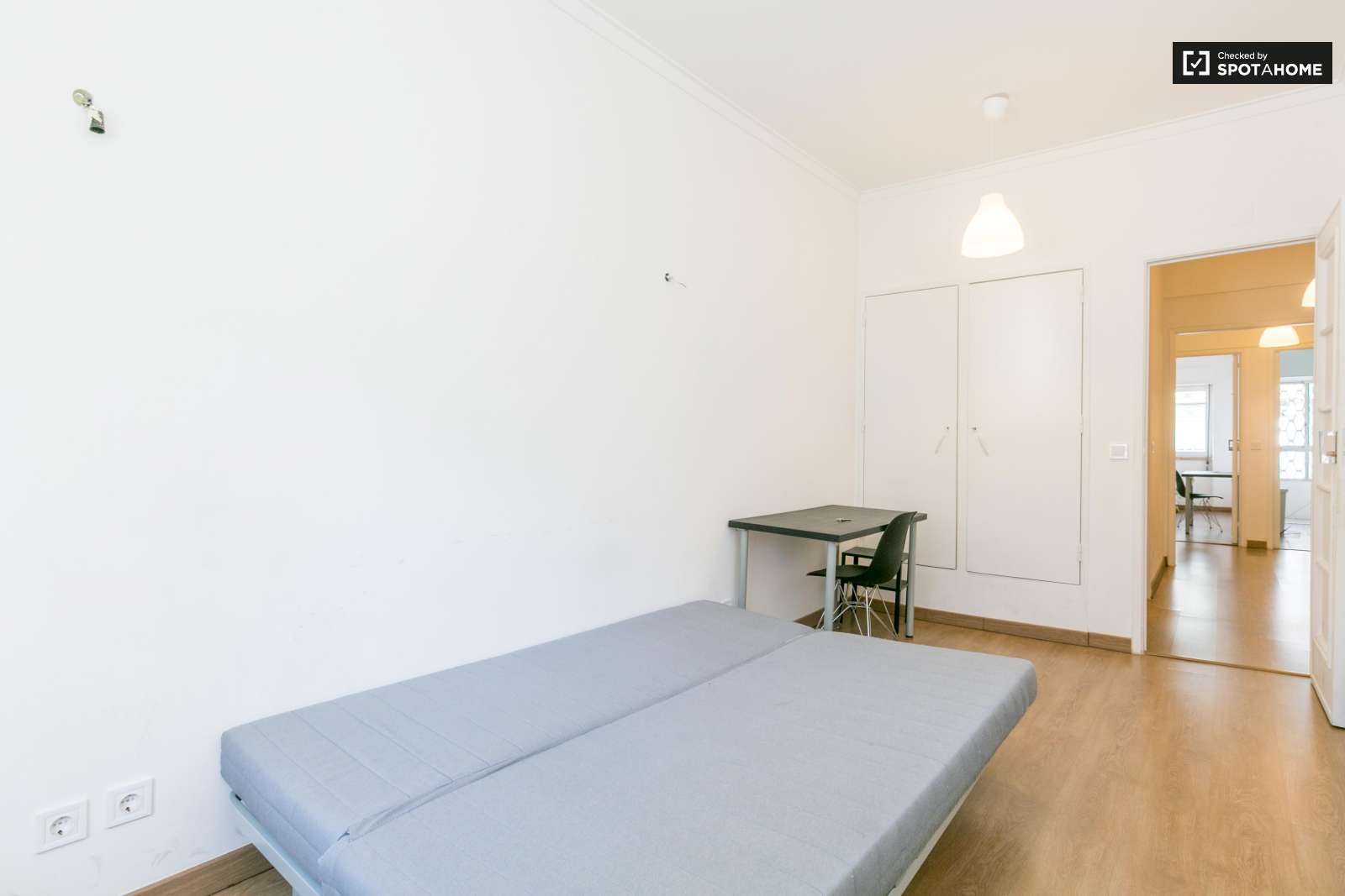 Double bed in Rooms for rent in nice 3-bedroom apartment in São Domingos de Benfica