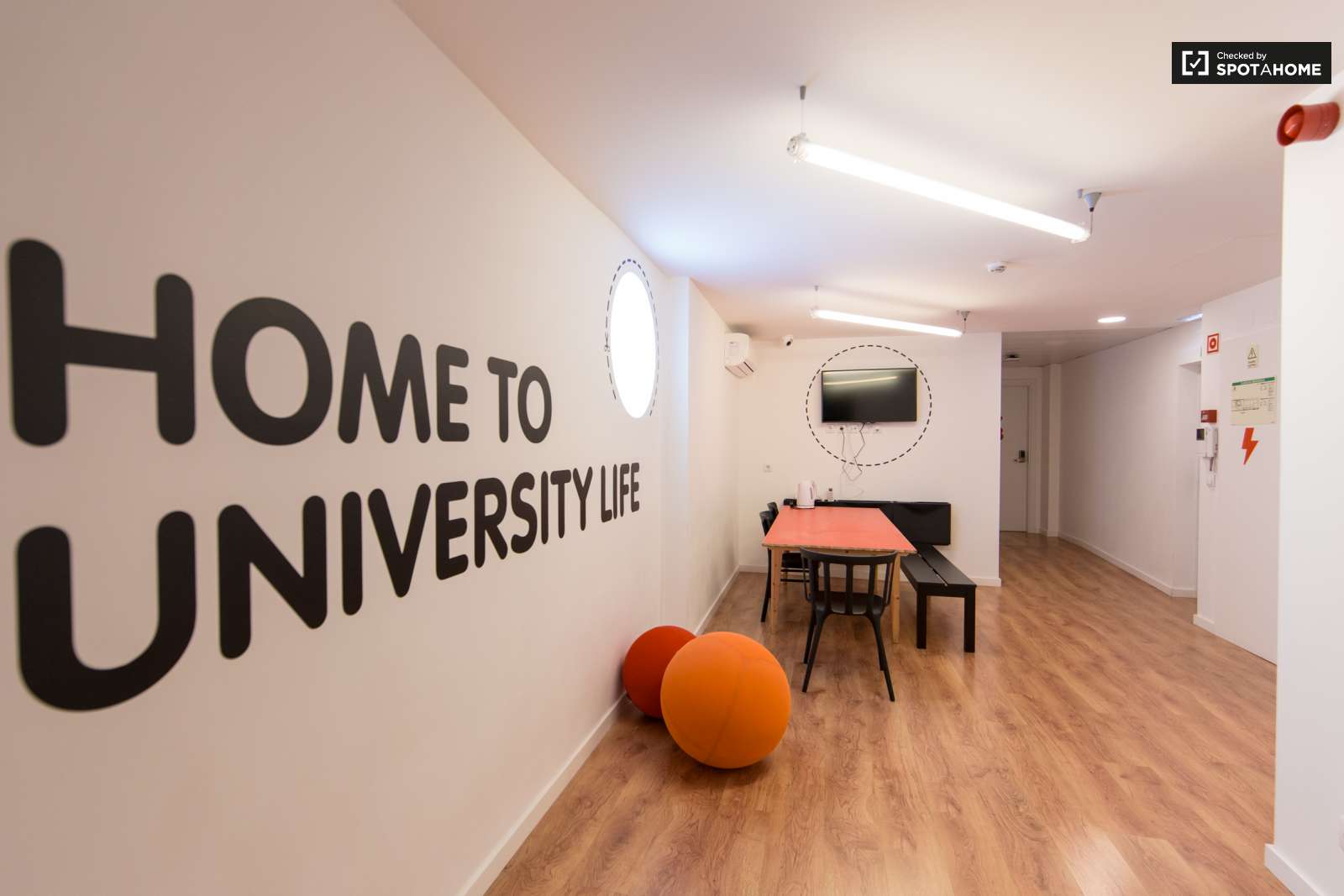 Double bed in En-suite rooms for rent in large residence in Alvalade