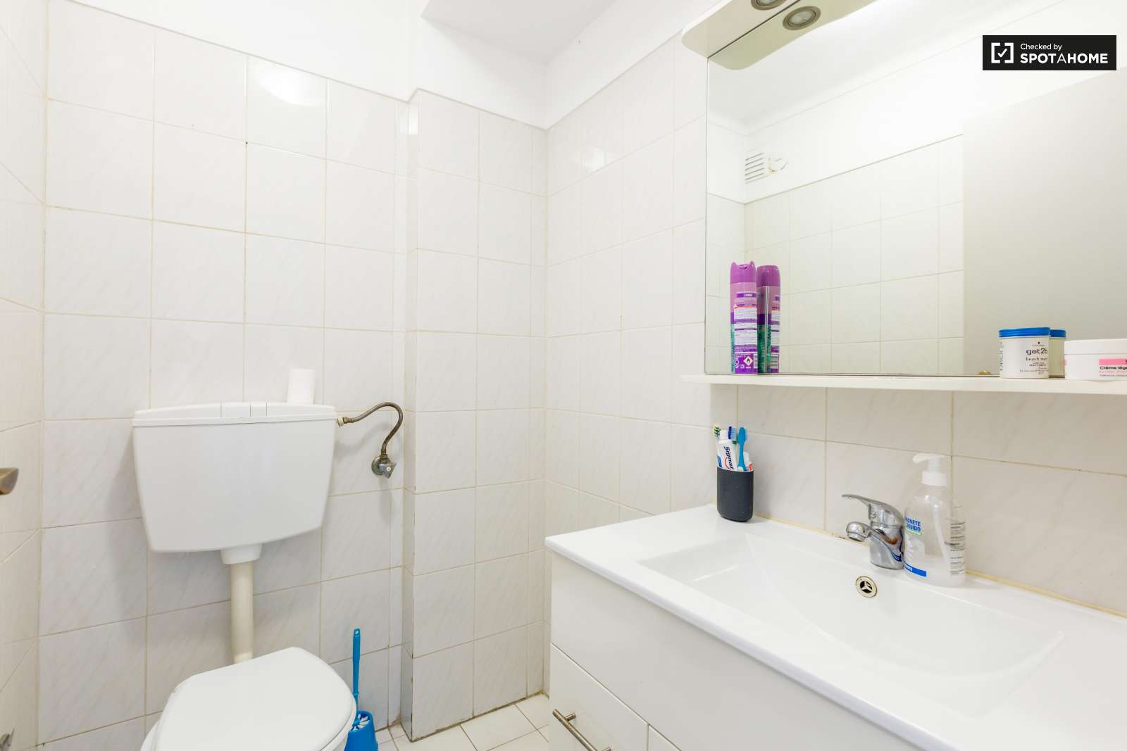 Single Bed in Rooms and beds to rent in 4-bedroom apartment near Bela Vista Park in Marvila