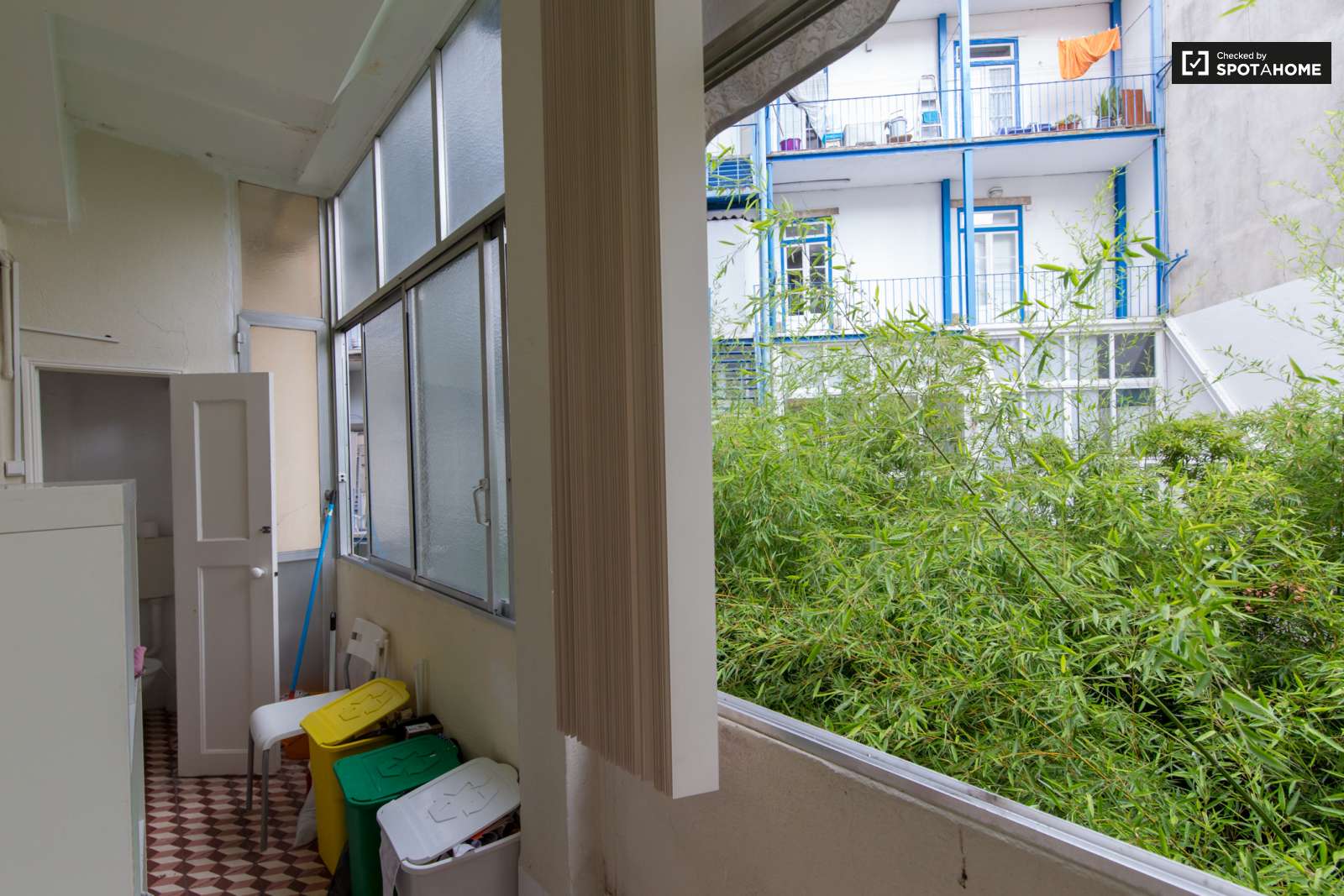 Single Bed in Modern rooms for rent in 6-bedroom apartment in Avenidas Novas