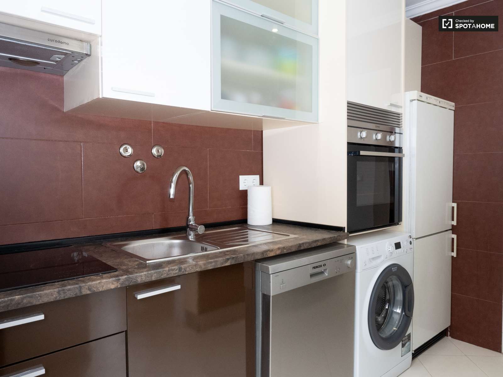 Double bed in Rooms to rent in spacious 6-bedroom house in Caparica, Lisbon