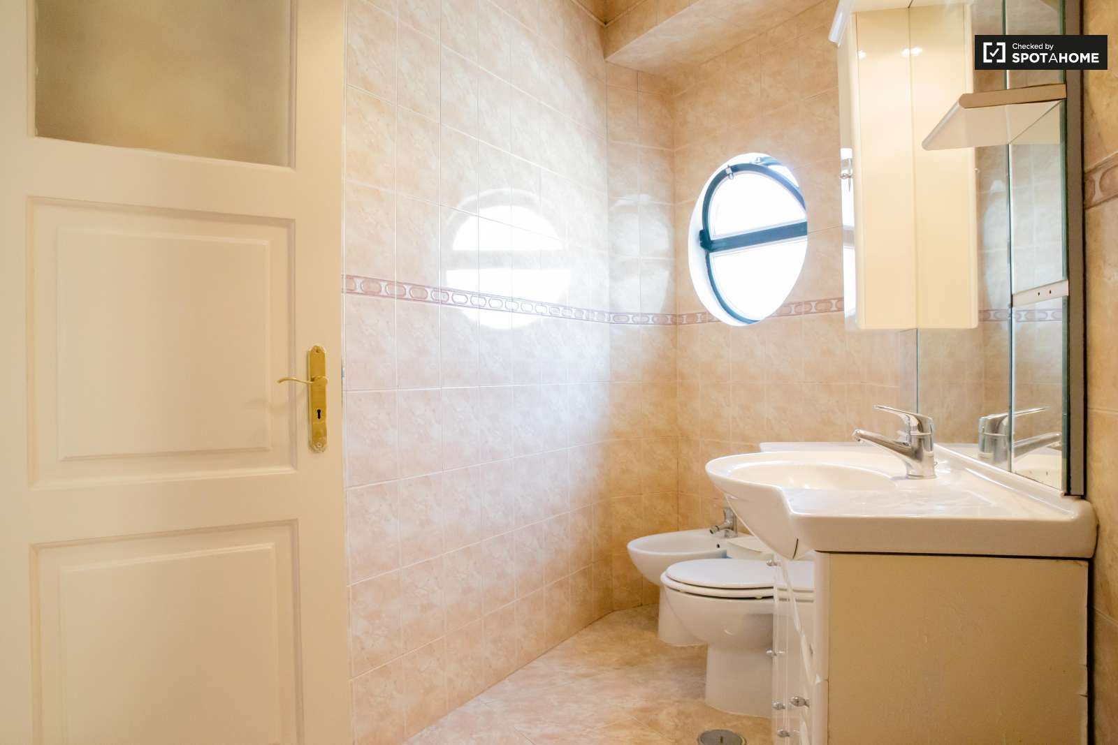 Renovated 3-bedroom apartment for rent in Graça e São Vicente