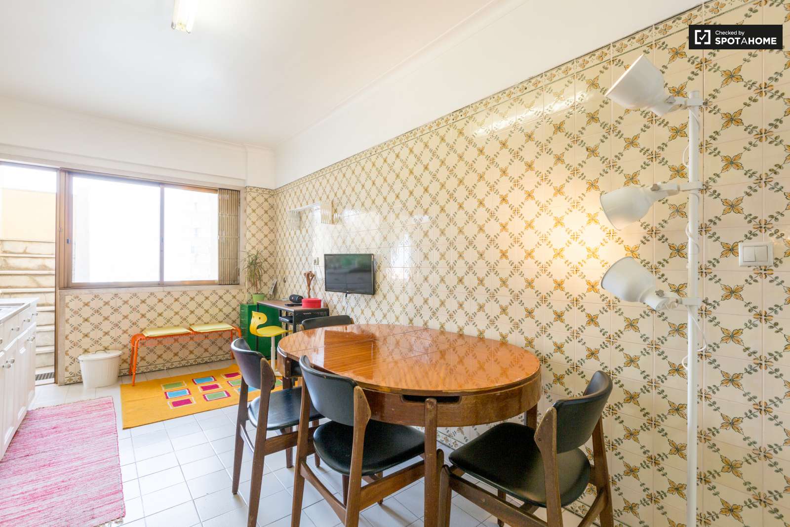 Single Bed in Room for rent in bright 2-bedroom apartment in São Jõao