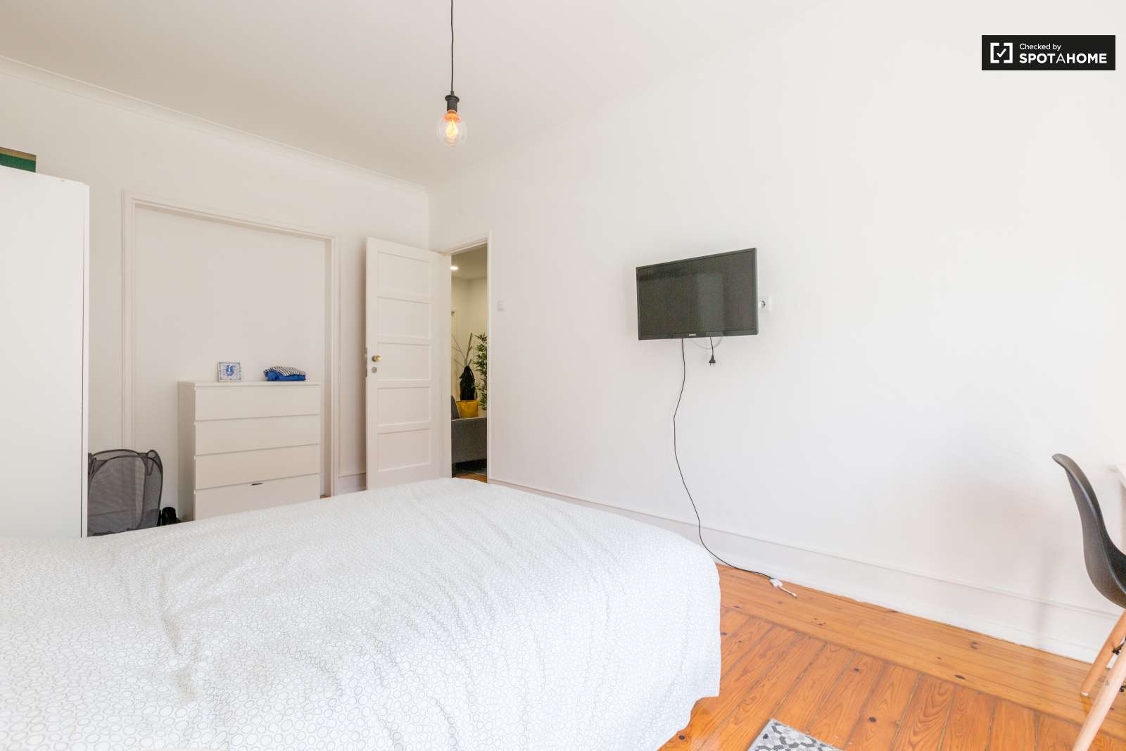 Double bed in Rooms for rent in beautiful 6-bedroom apartment near Roma-Areeiro train station