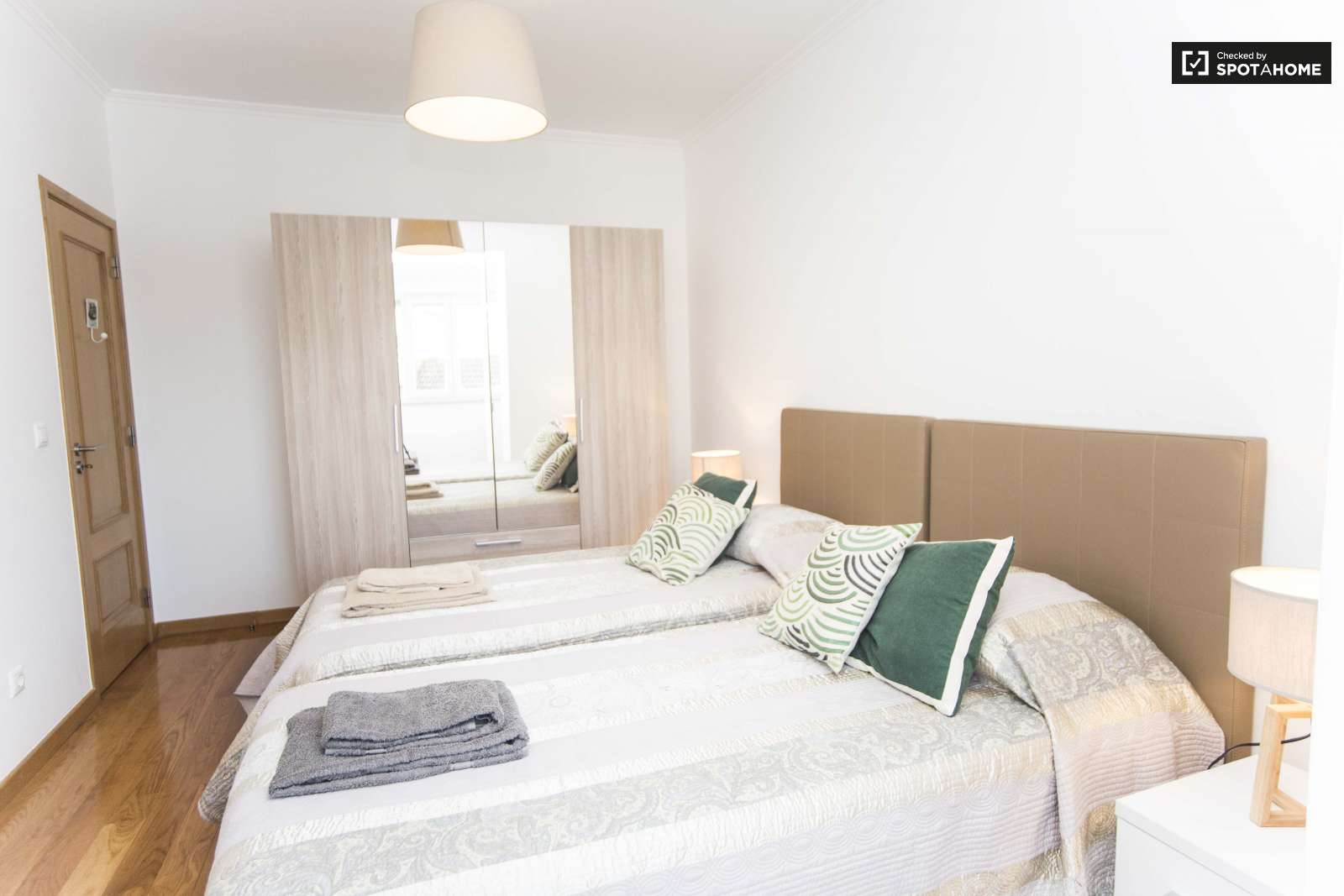 Twin Beds in Sunny rooms for rent in 4-bedroom apartment near school of engineering in Arroios