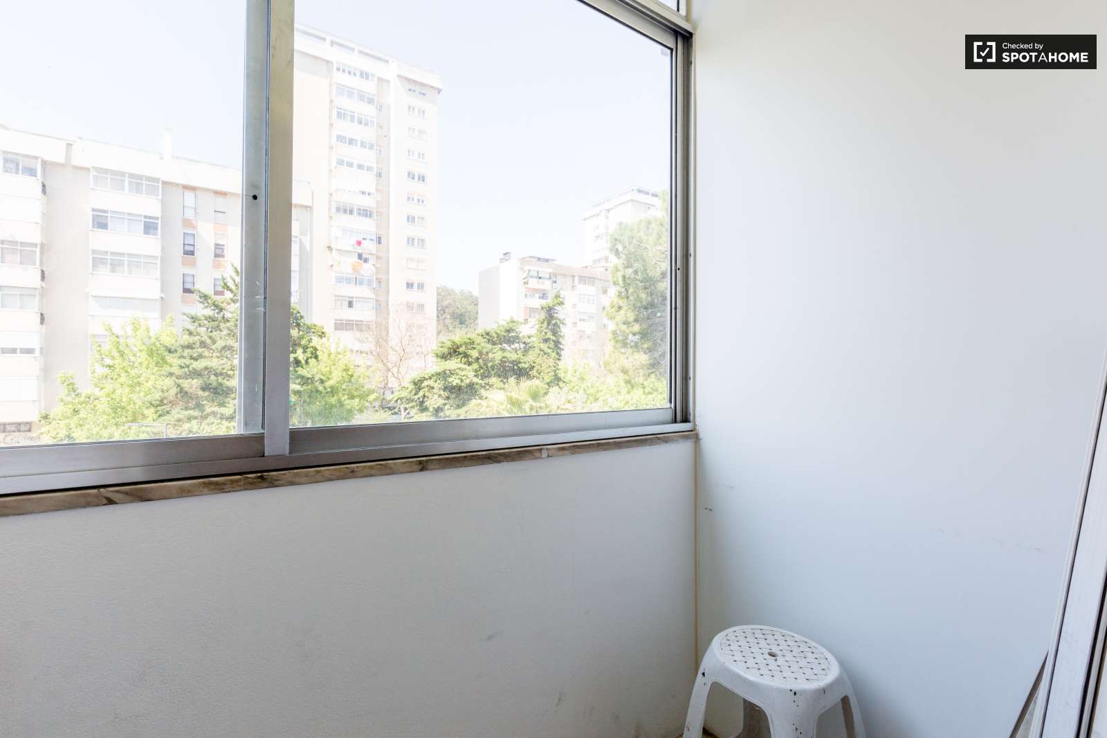 Large and Confortable Room for Rent in Cacém near Lisbon