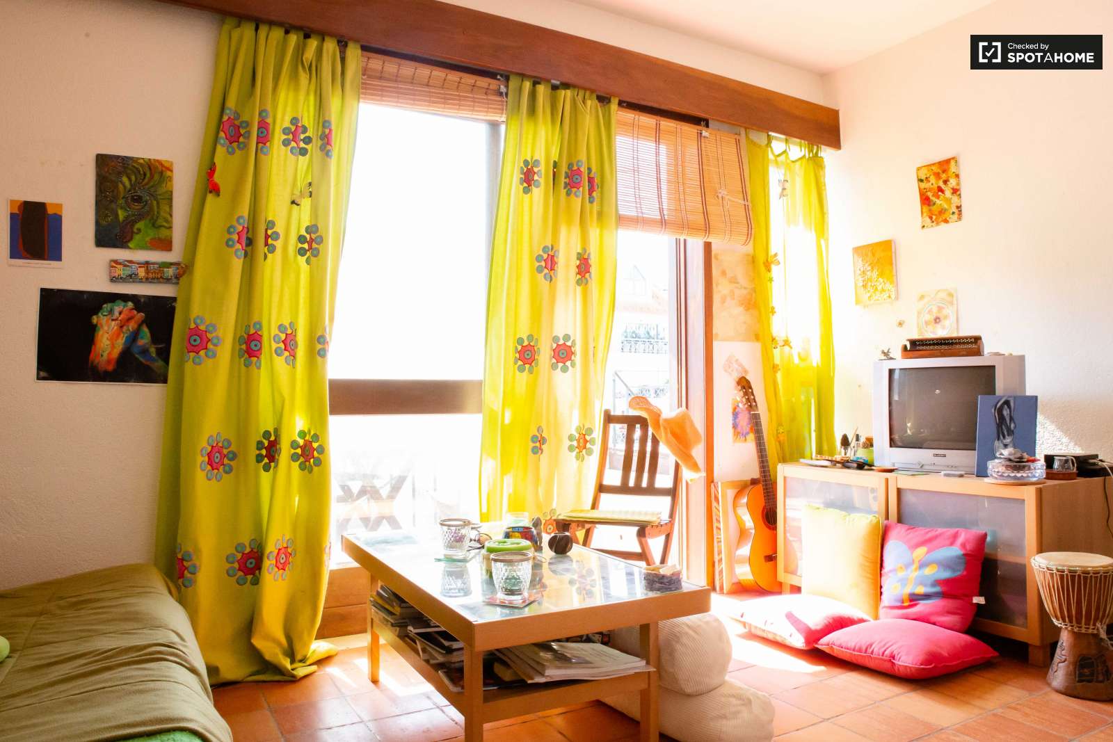 Colourful studio apartment for rent in Estoril