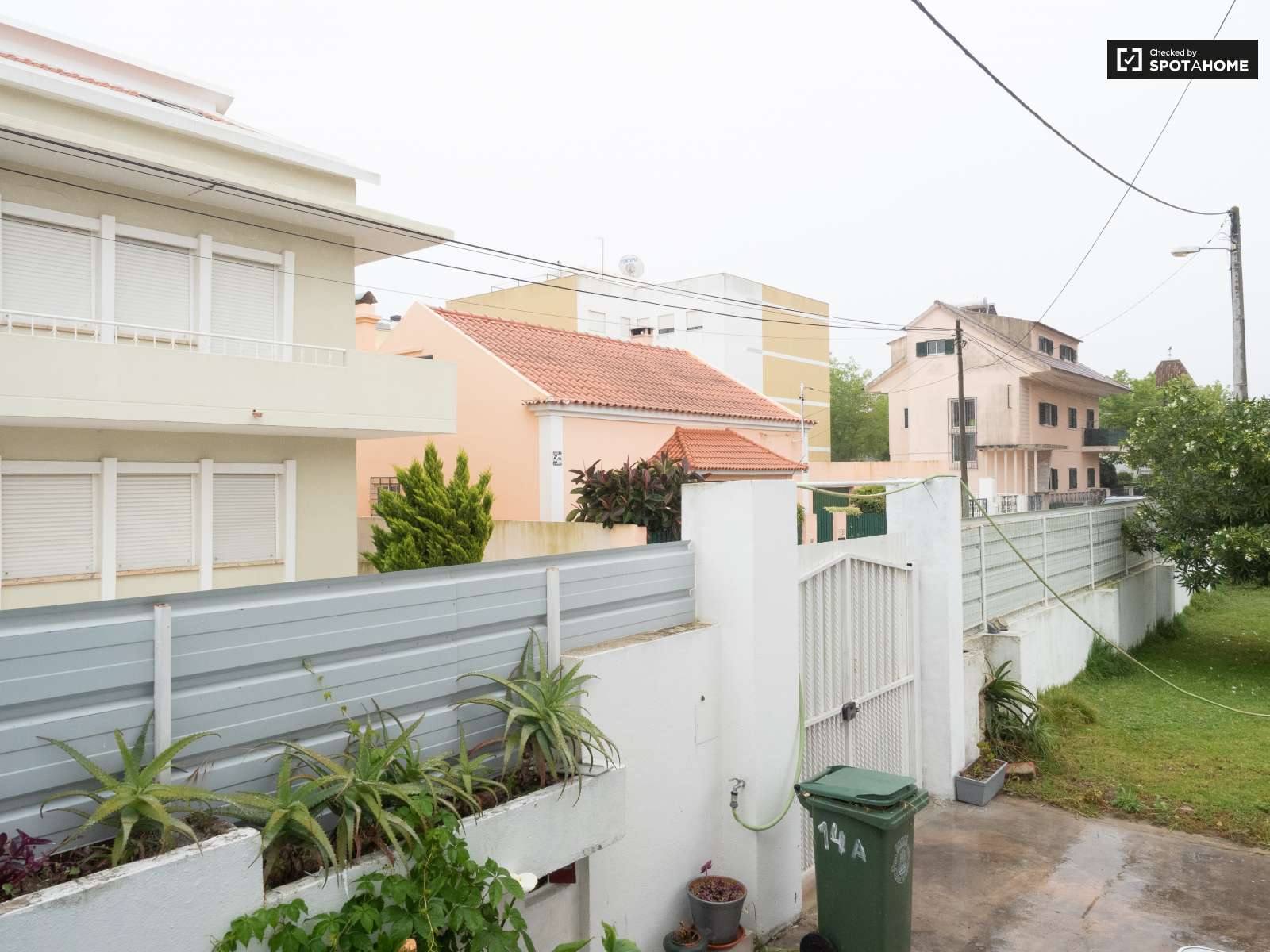 Double bed in Rooms to rent in spacious 6-bedroom house in Caparica, Lisbon