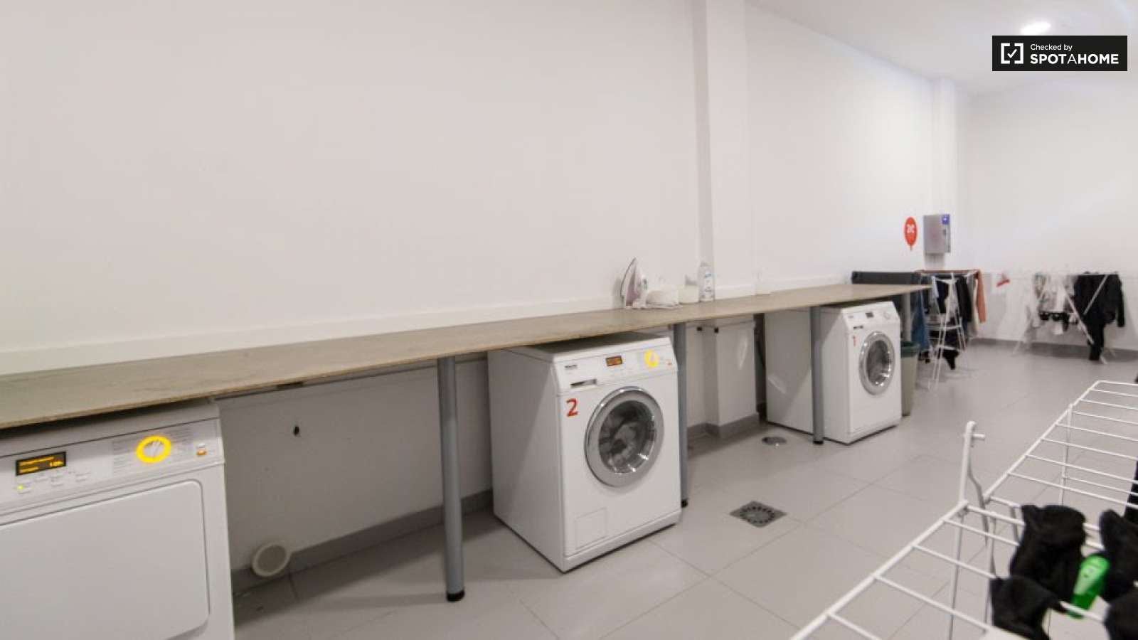 Double bed in Rooms for rent in 5-bedroom apartment near National Library of Portugal in Alvalade