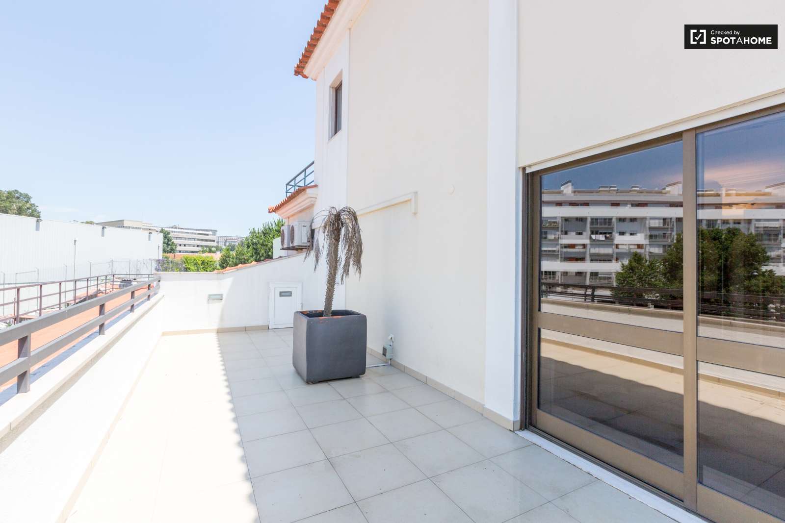 2-bedroom apartment with balcony for rent in São Domingos de Benfica