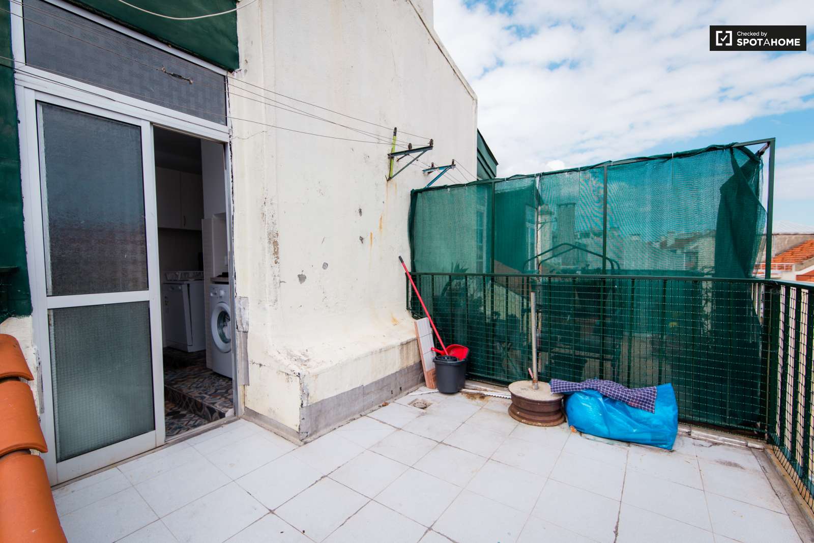 Single Bed in Rooms for rent in 6-bedroom apartment in Alcântara