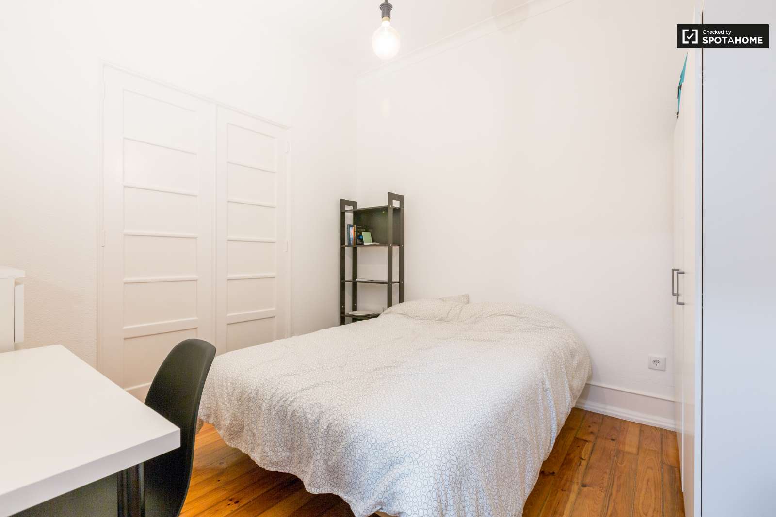 Double bed in Rooms for rent in beautiful 6-bedroom apartment near Roma-Areeiro train station