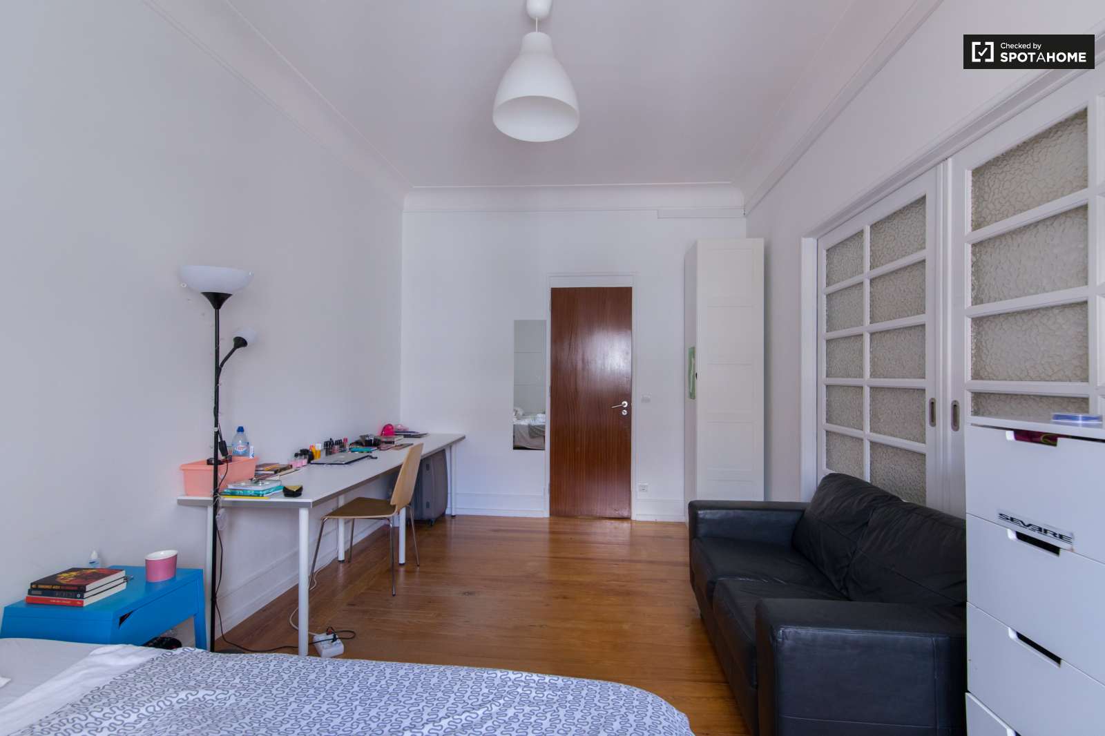 Double bed in Rooms to rent in large 6-bedorom apartment, Areeiro