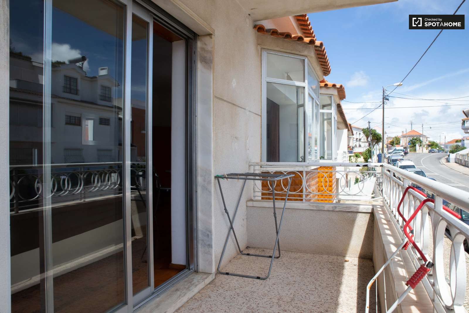 Double bed in Rooms for rent in charming 5-bedroom house in Estoril