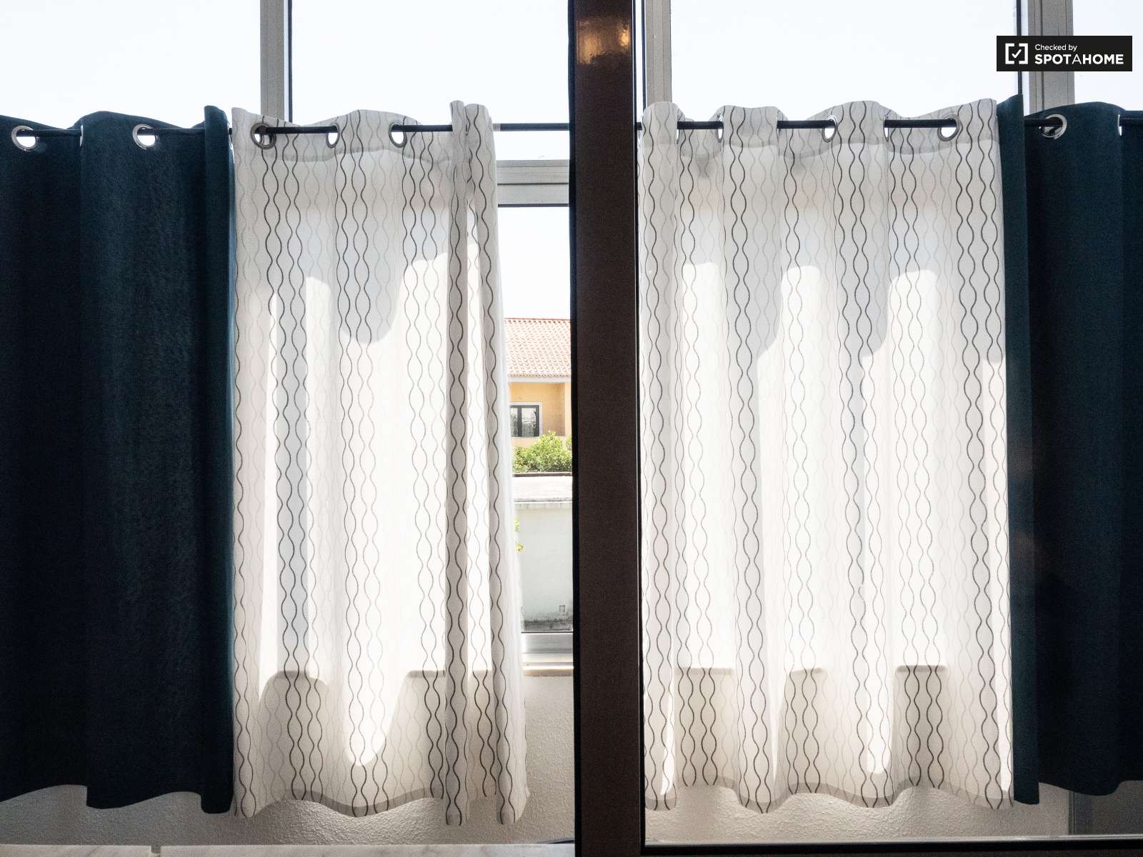 Single Bed in Rooms for rent in spacious 4-bedroom apartment in Corroios