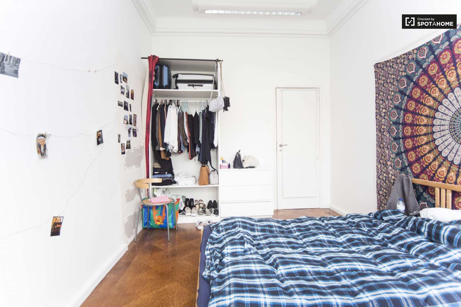 Double bed in Furnished rooms for rent in spacious 9-bedroom apartment in Arroios