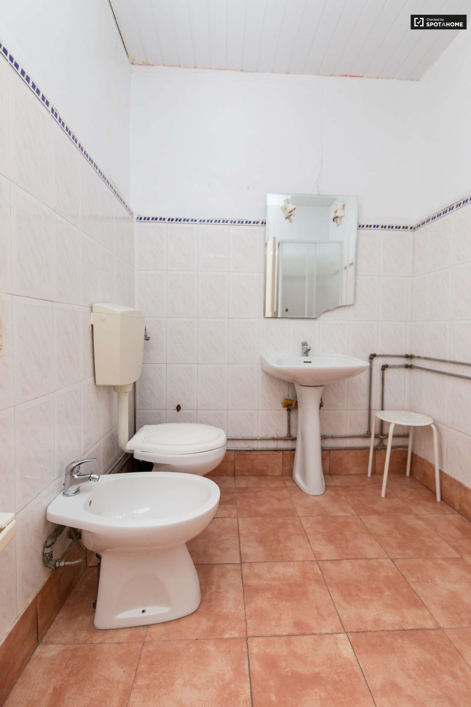 Large and Sunny Room for Rent Condominium in Lisbon