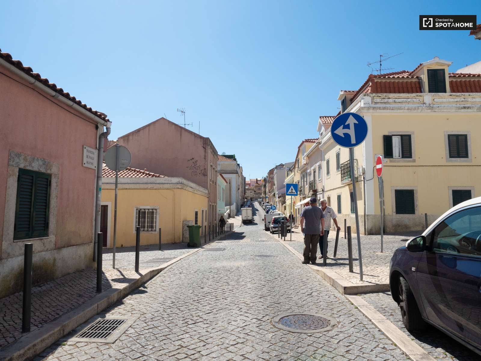 Bright studio apartment for rent in Ajuda