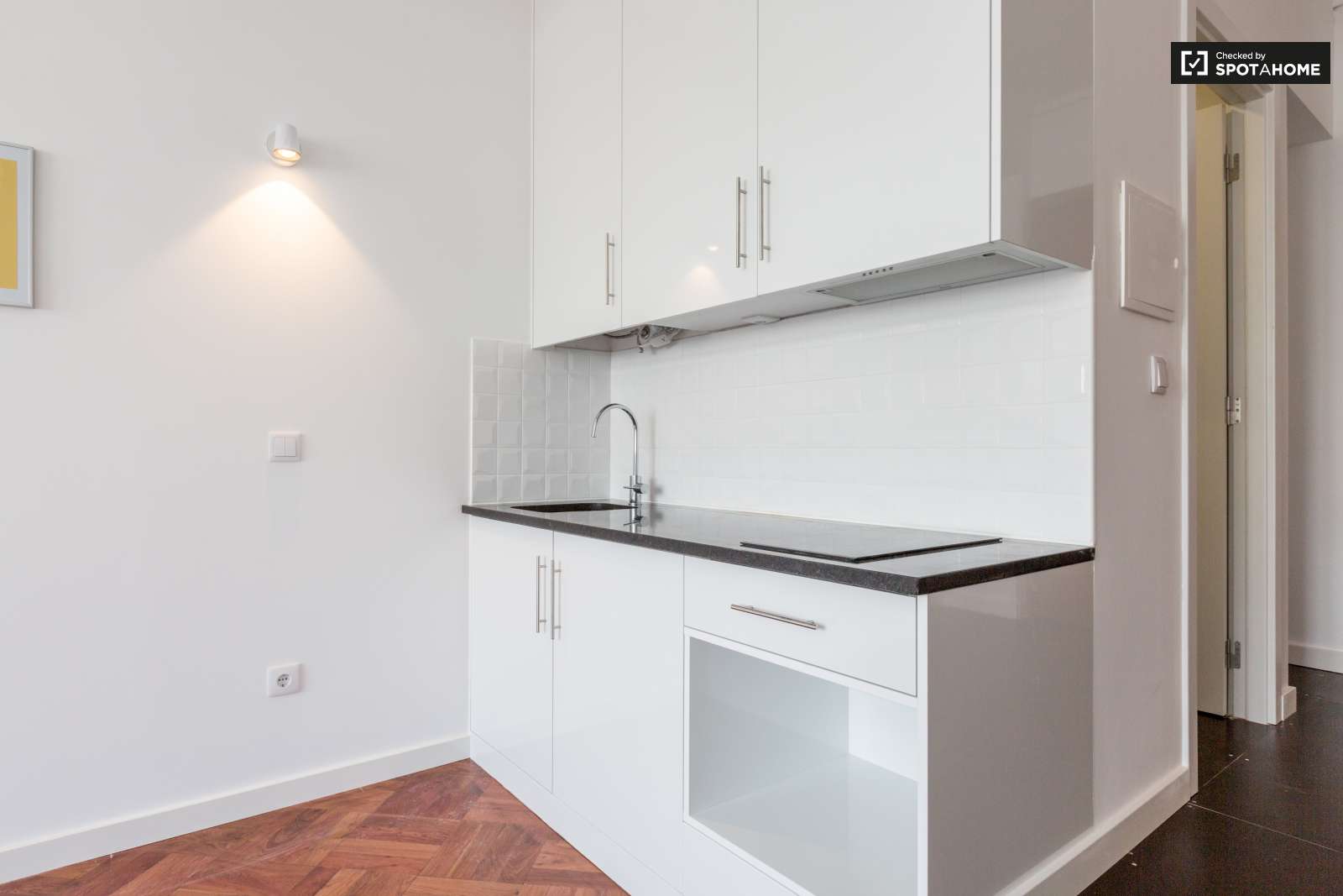 Quarto com casa banho privada para 2 pessoas. A 20 minutos da baixa da cidade.