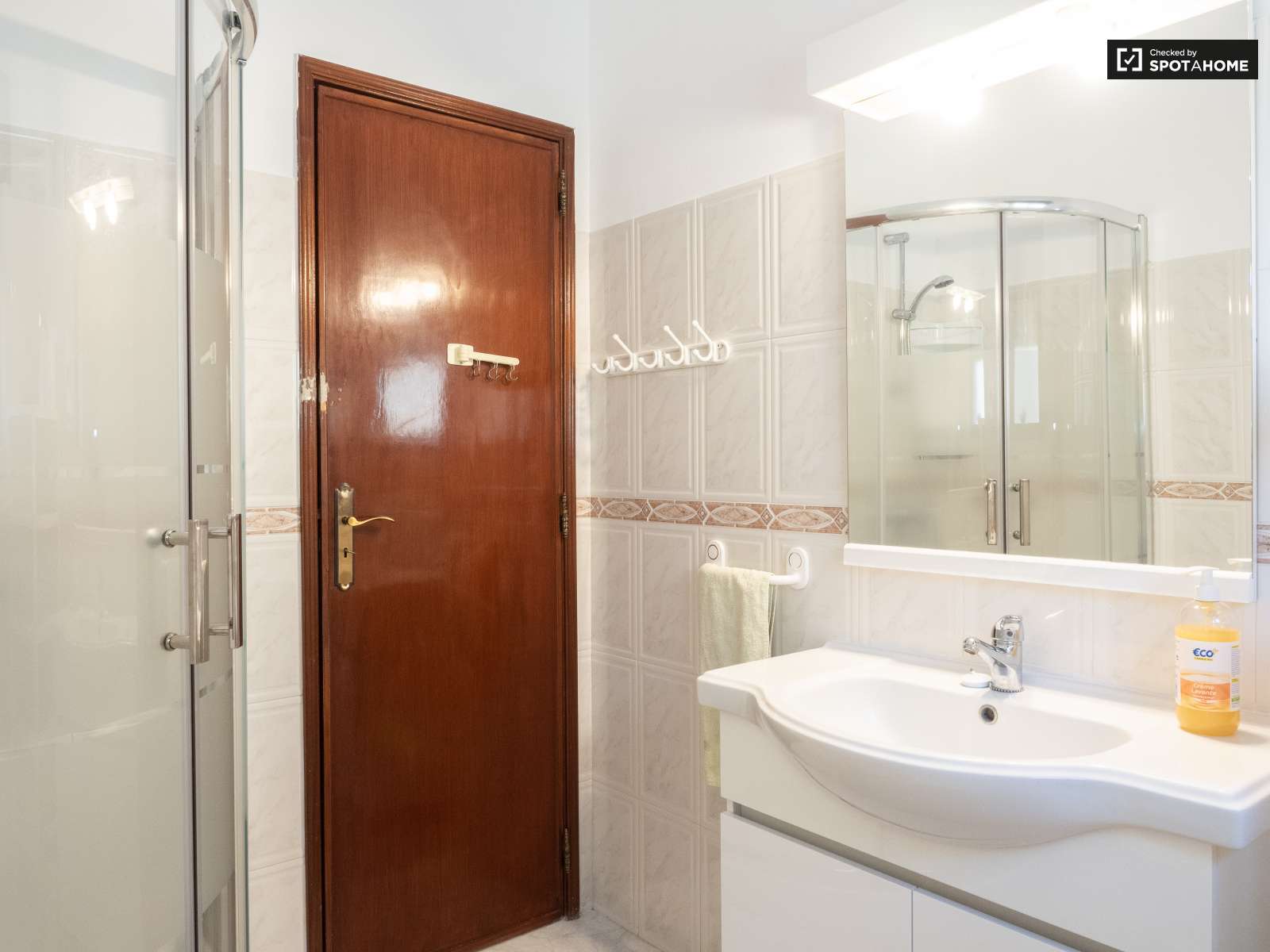 Single Bed in Rooms for rent in spacious 4-bedroom apartment in Corroios