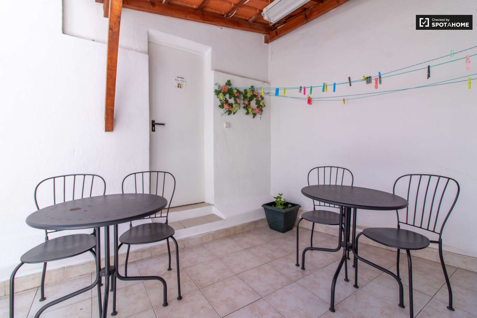 Double bed in Spacious rooms for rent in 6-bedroom apartment in Arroios