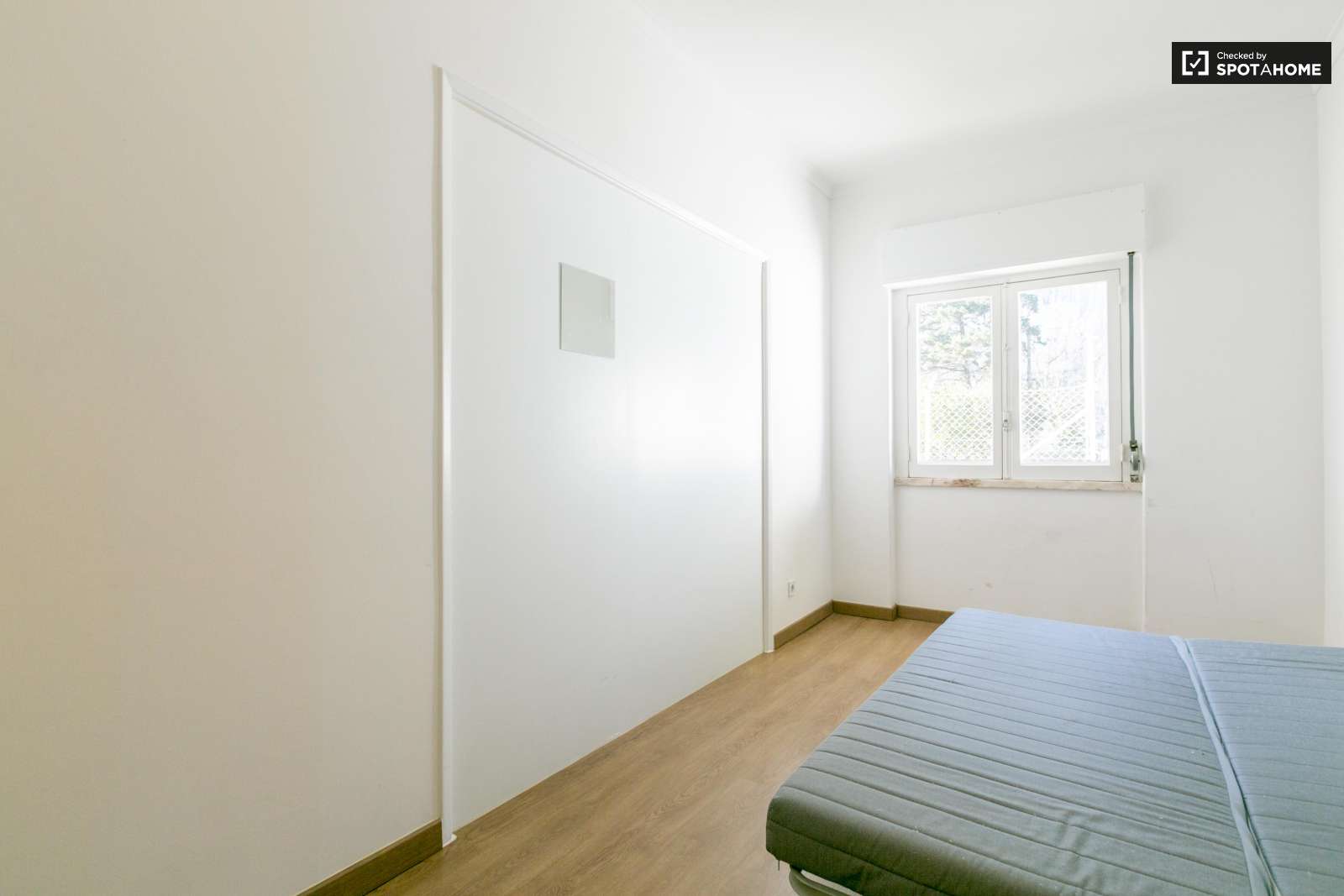 Double bed in Rooms for rent in nice 3-bedroom apartment in São Domingos de Benfica