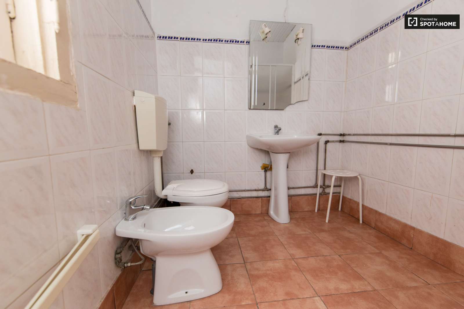 Large and Sunny Room for Rent Condominium in Lisbon