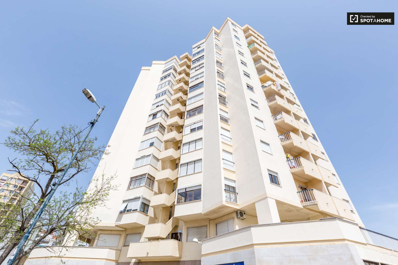 Single Bed in Room for rent in bright 2-bedroom apartment in São Jõao