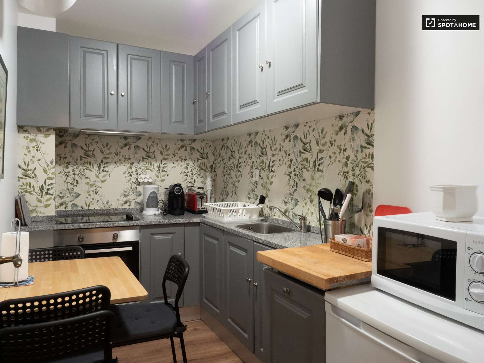 Chic 2-bedroom apartment for rent in Estrela