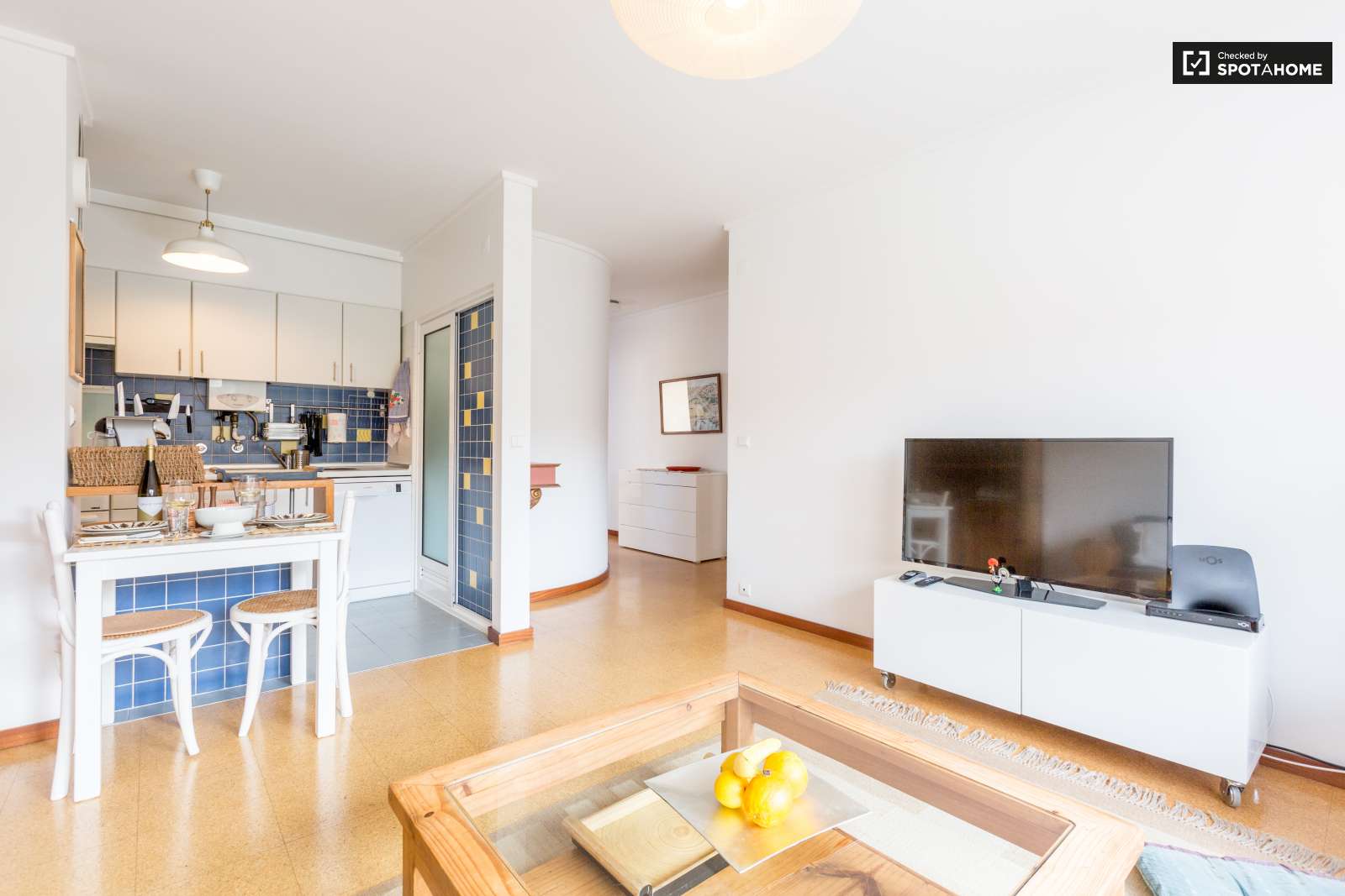 Delightful 1-bedroom apartment with parking garage for rent in Graça e São Vicente