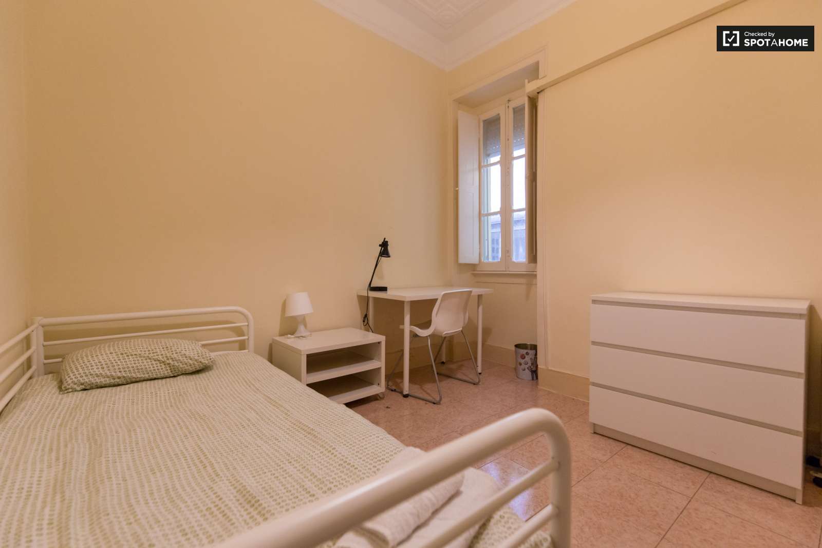 Twin Beds in Modern rooms for rent in 6-bedroom apartment in Avenidas Novas