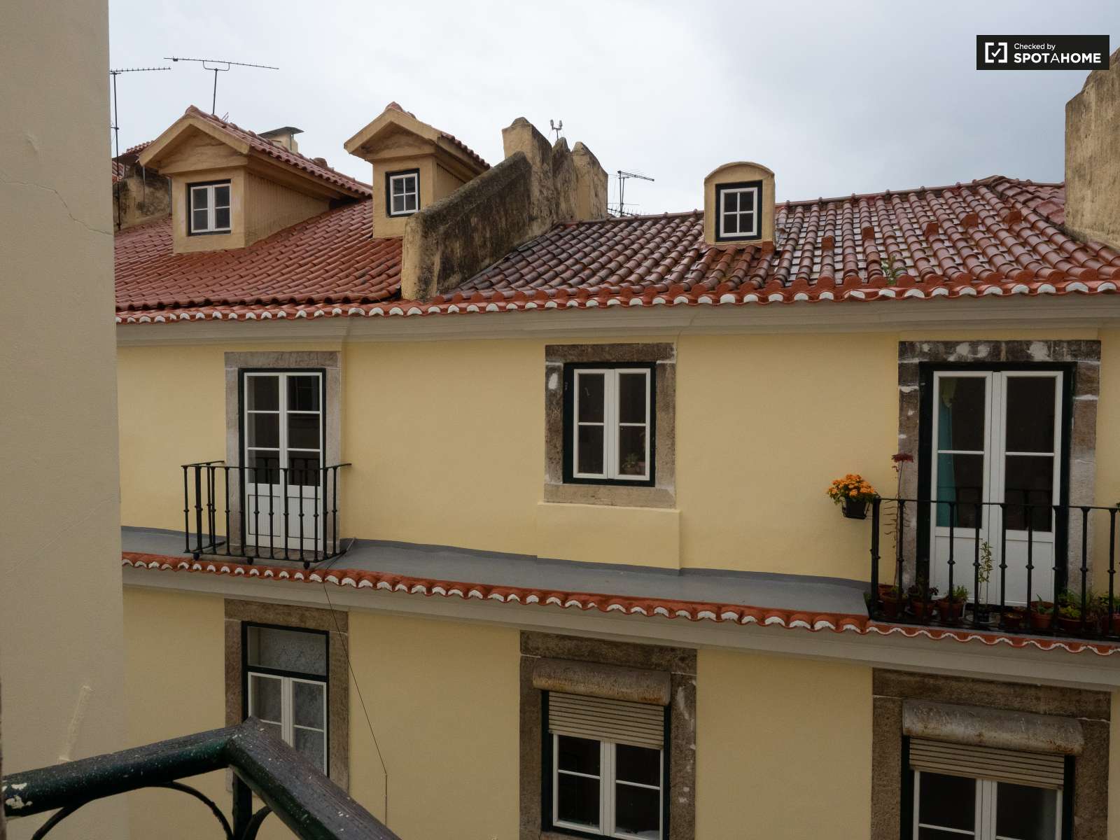 Single Bed in Rooms for rent in 3-bedroom apartment in Santa Maria Maior