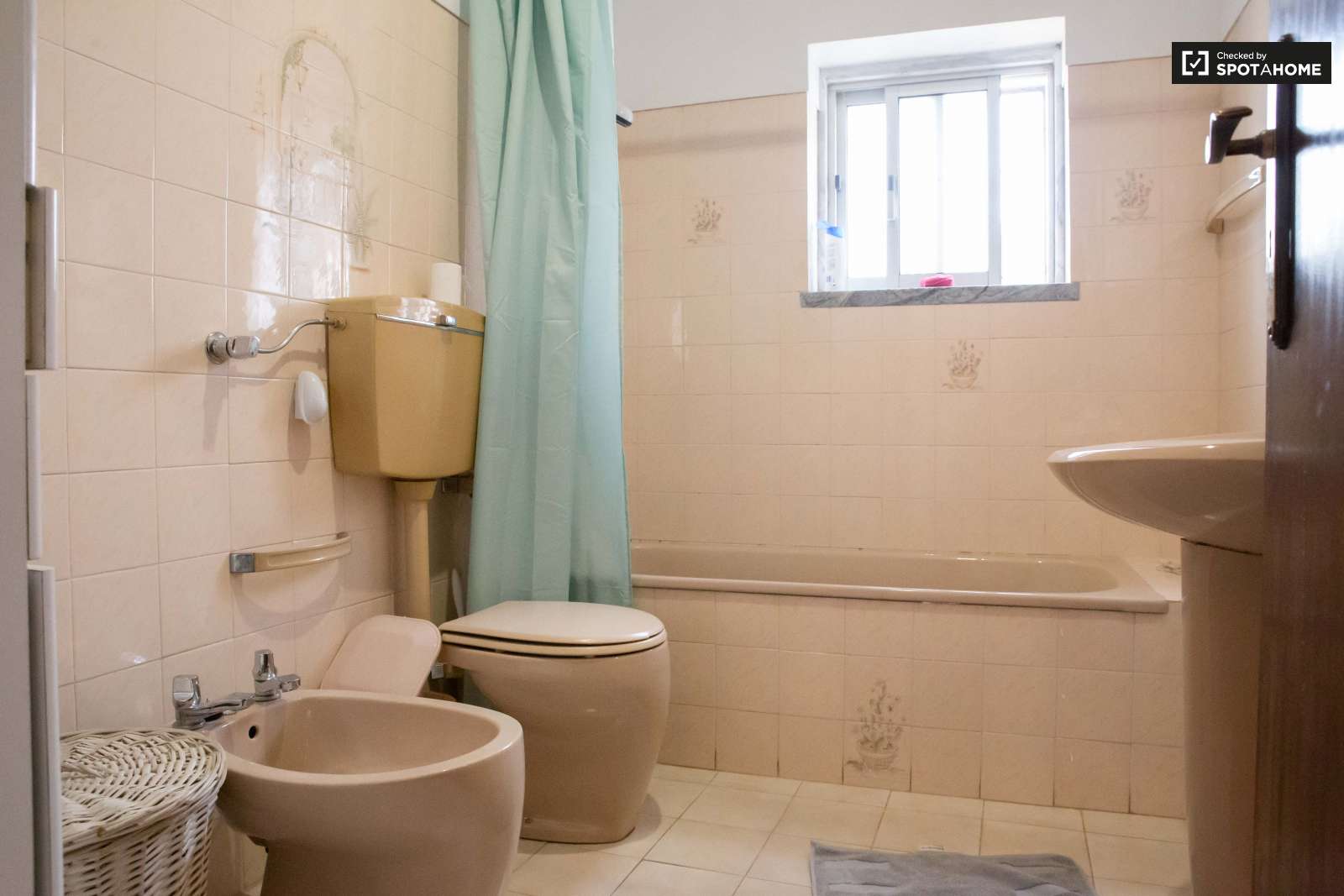 Double bed in Spacious rooms for rent in 5-bedroom house in Sao Domingos de Rana