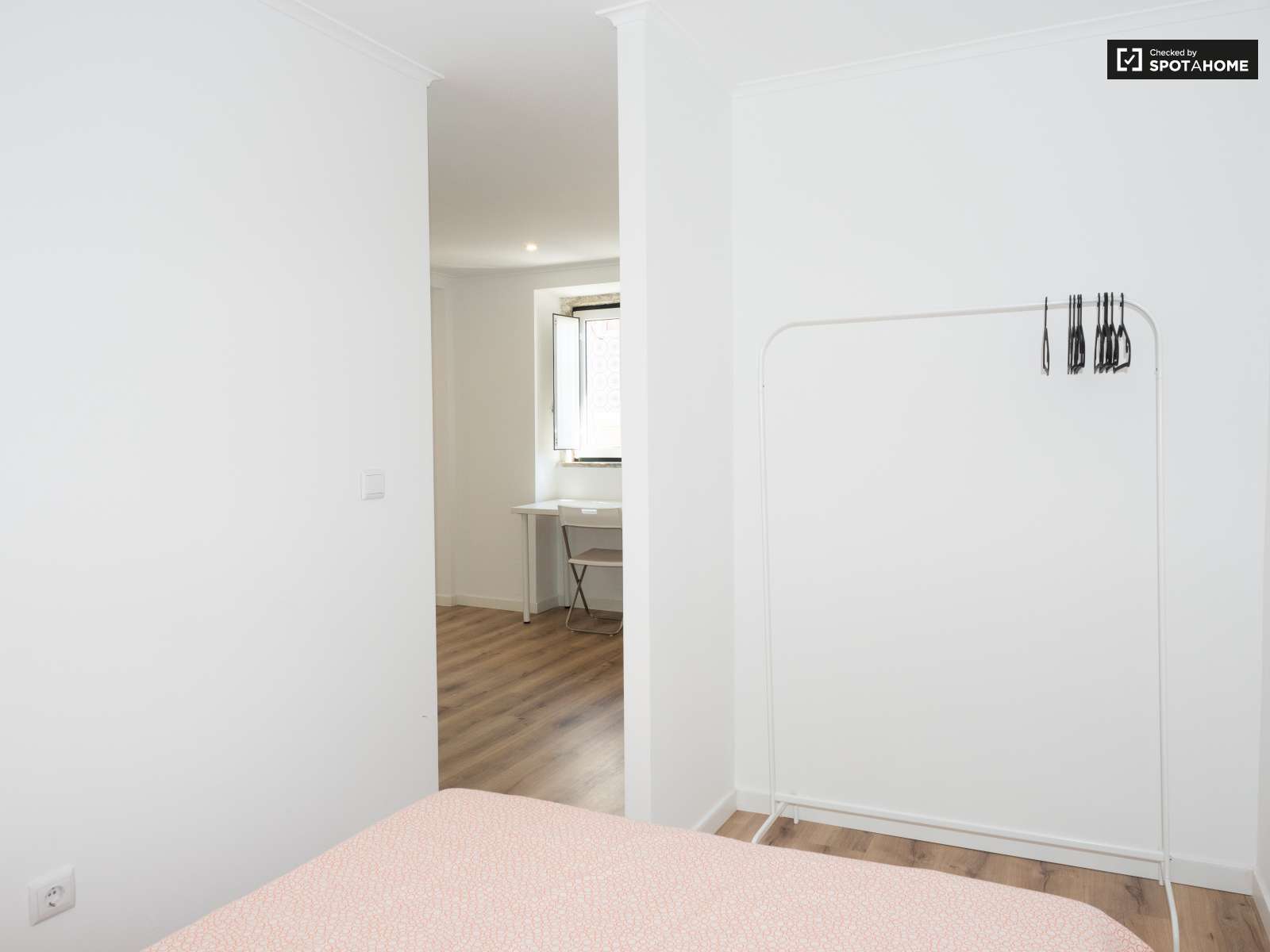 Bright studio apartment for rent in Ajuda