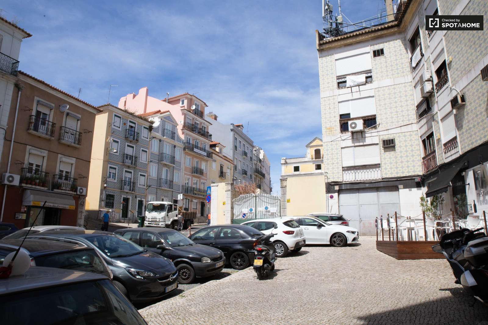 Renovated 3-bedroom apartment for rent in Graça e São Vicente