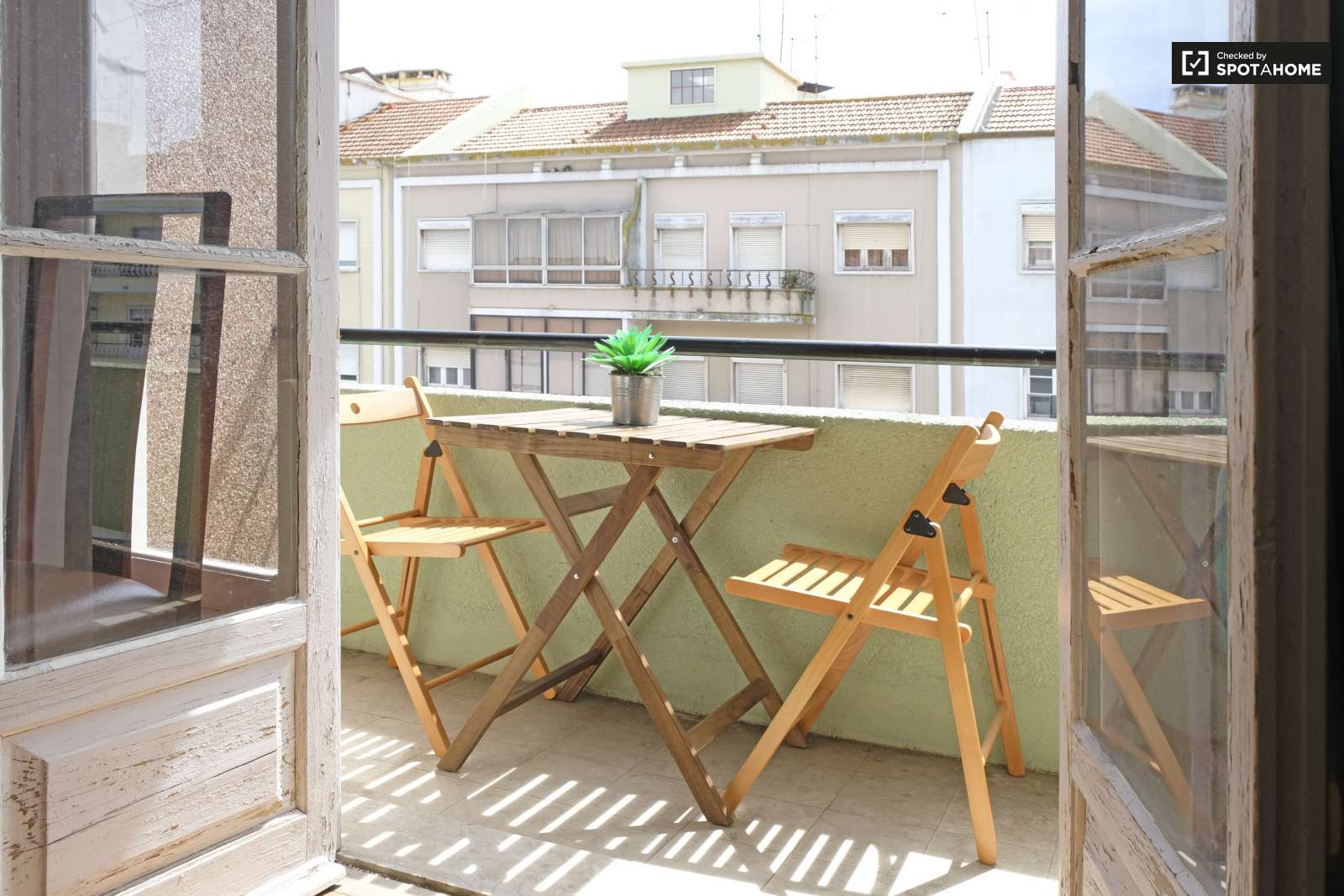 Double bed in Rooms for rent in sunny 4-bedroom apartment in Penha de França