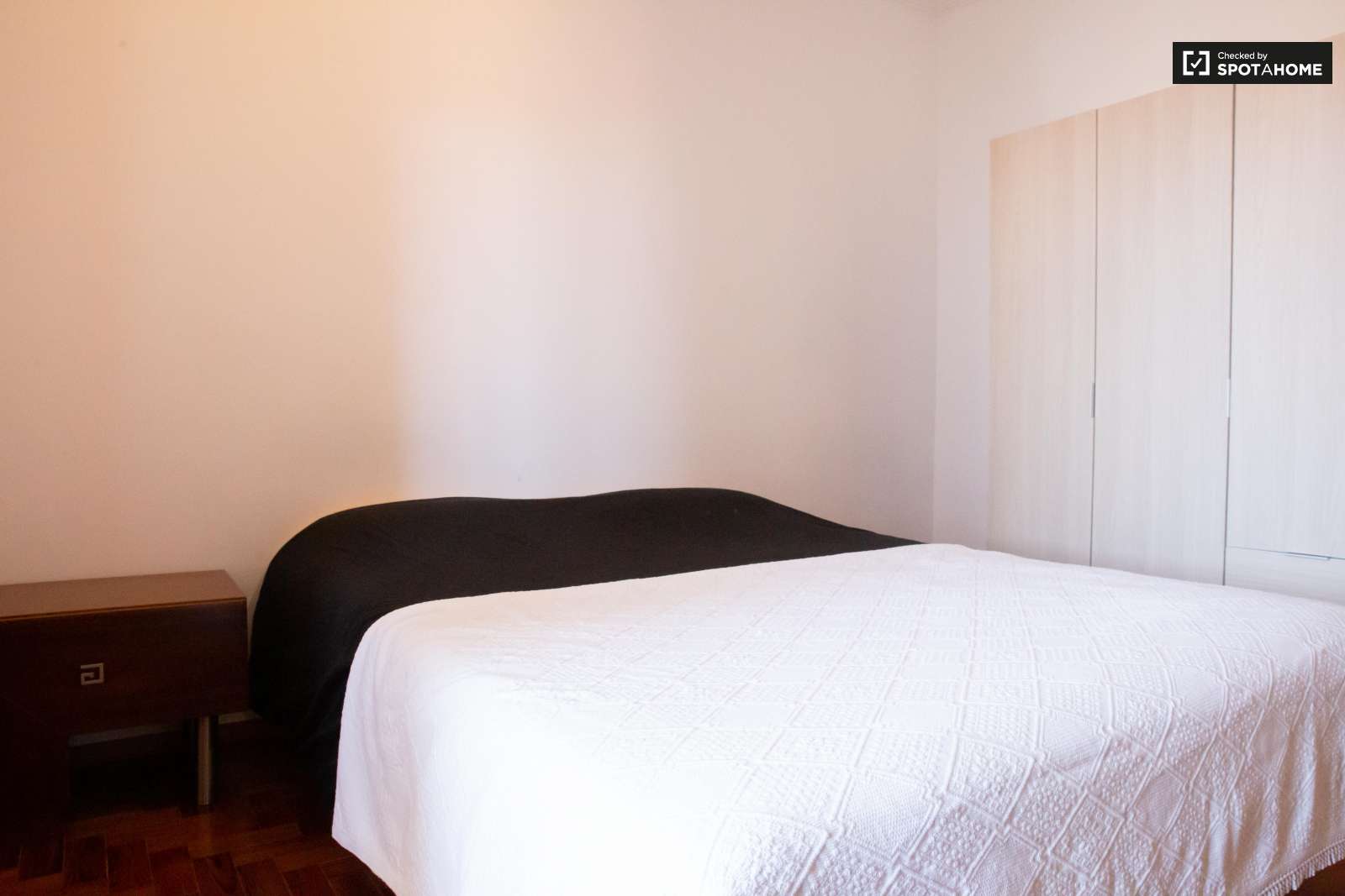 Double bed in Rooms for rent in charming 5-bedroom house in Estoril