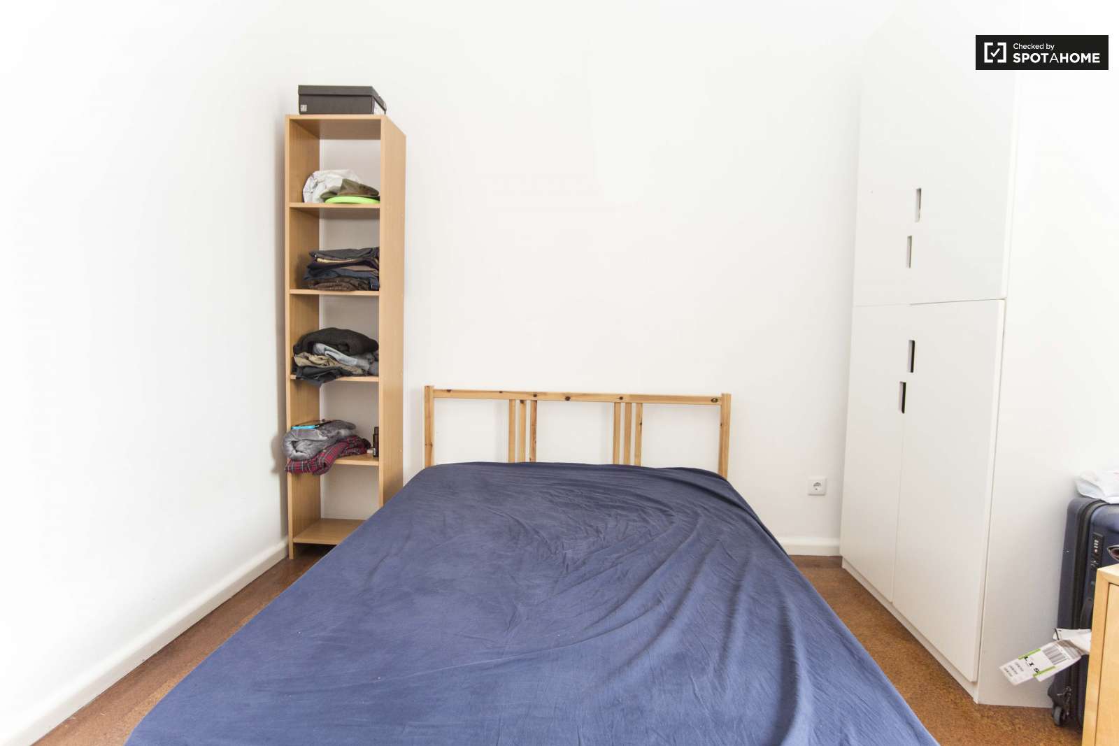 Double bed in Furnished rooms for rent in spacious 10-bedroom apartment in Arroios