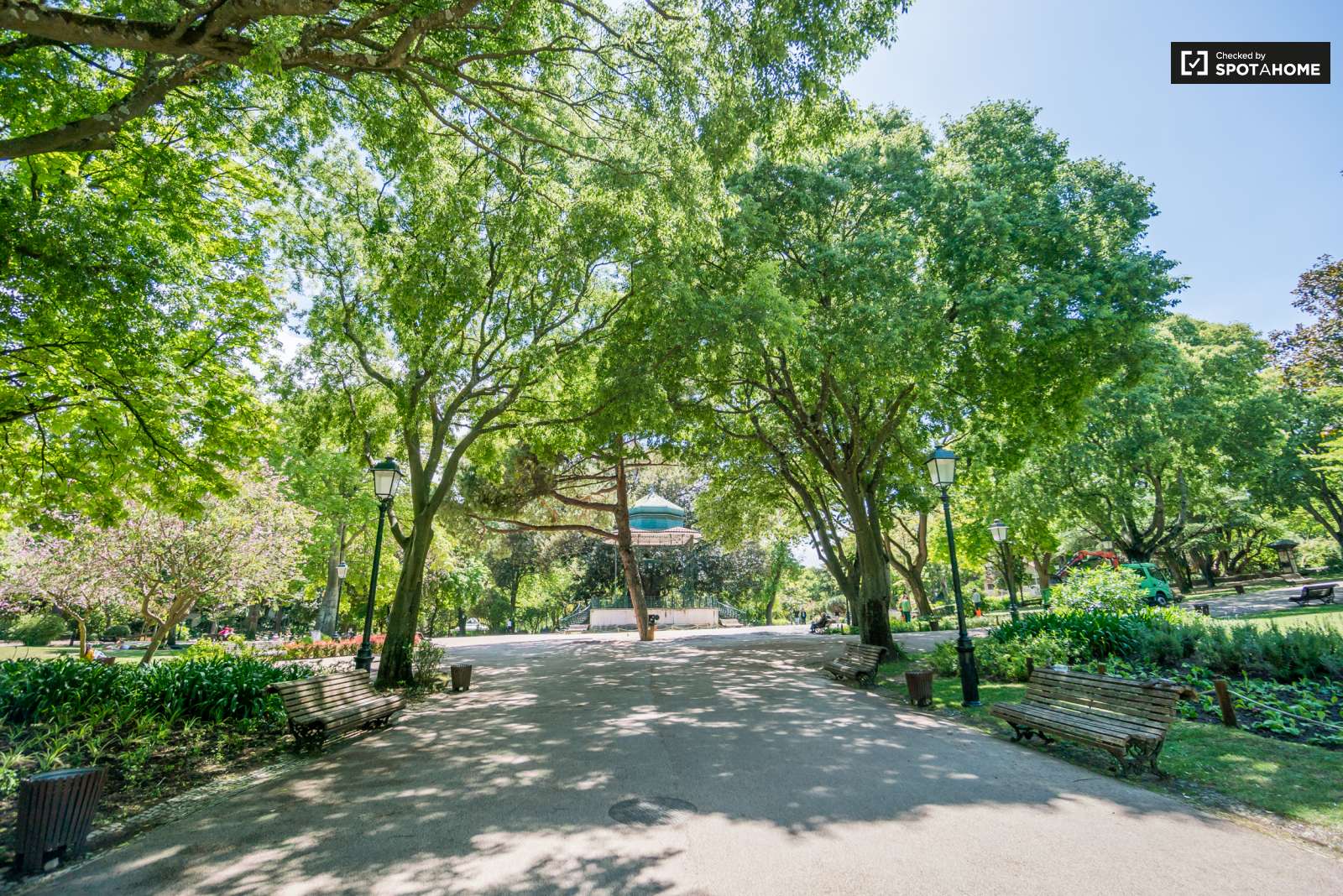 Double bed in Cozy rooms for rent in flatshare in Campo de Ourique