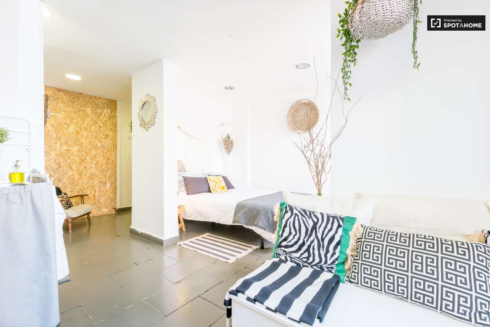 Beauty and Sunny Apartment For Rent In Lisbon