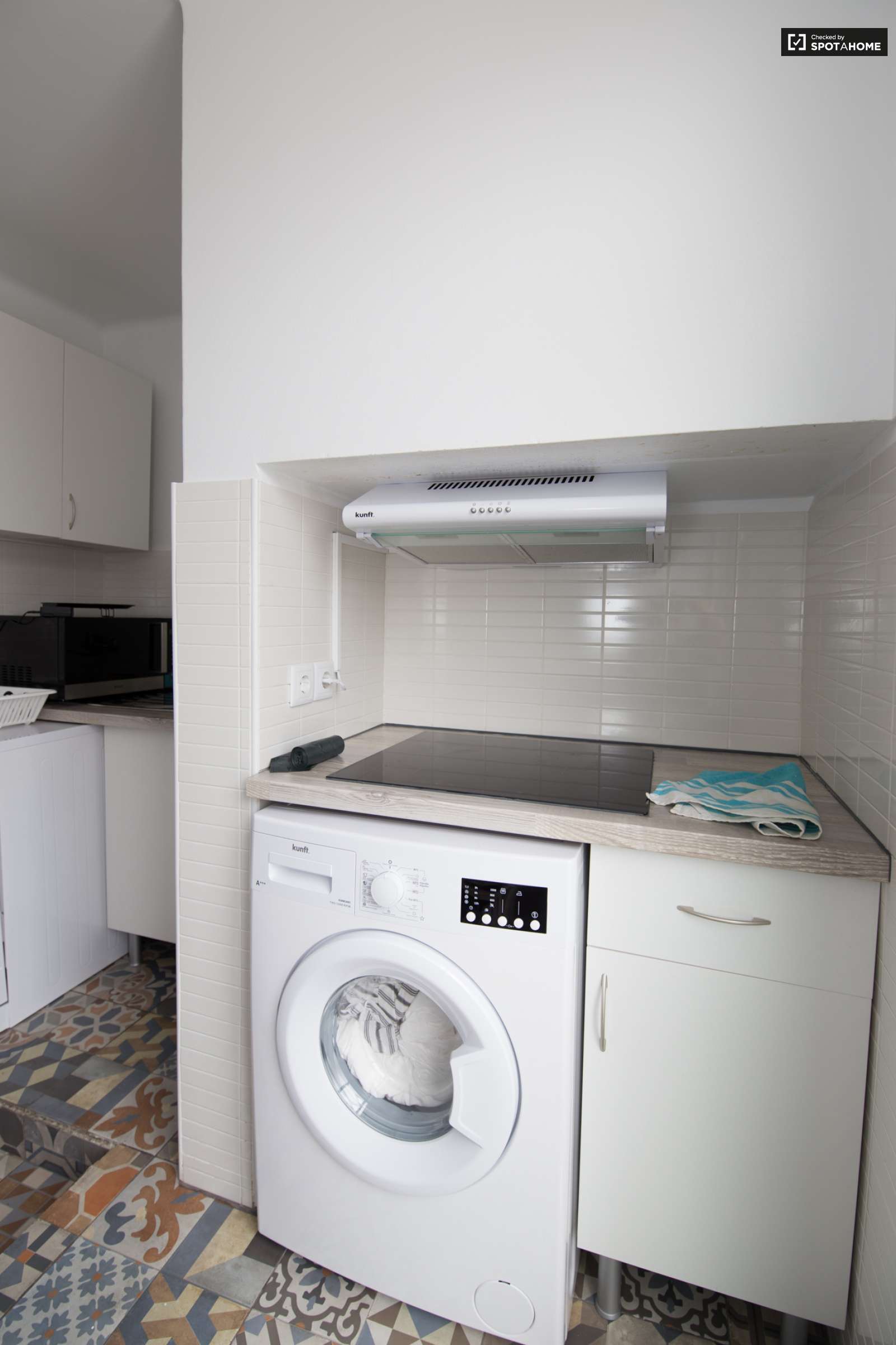 Single Bed in Rooms for rent in 6-bedroom apartment in Alcântara