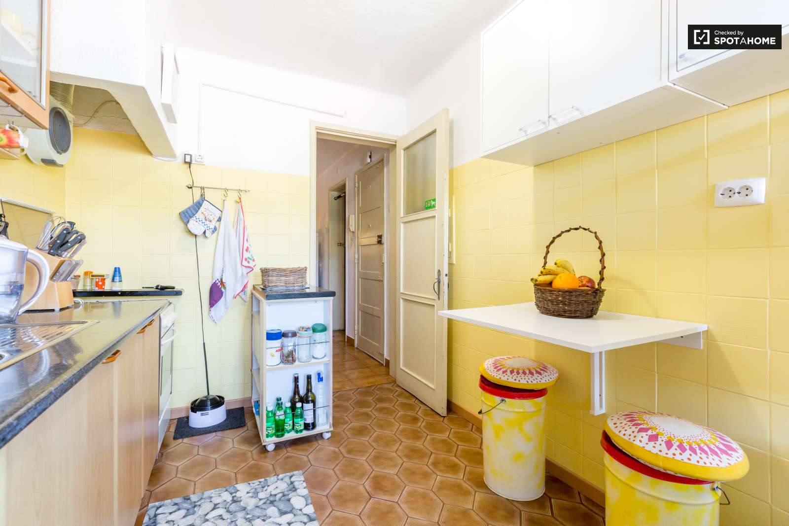 Double bed in Charming rooms for rent in lovely 3-bedroom flatshare in Beato