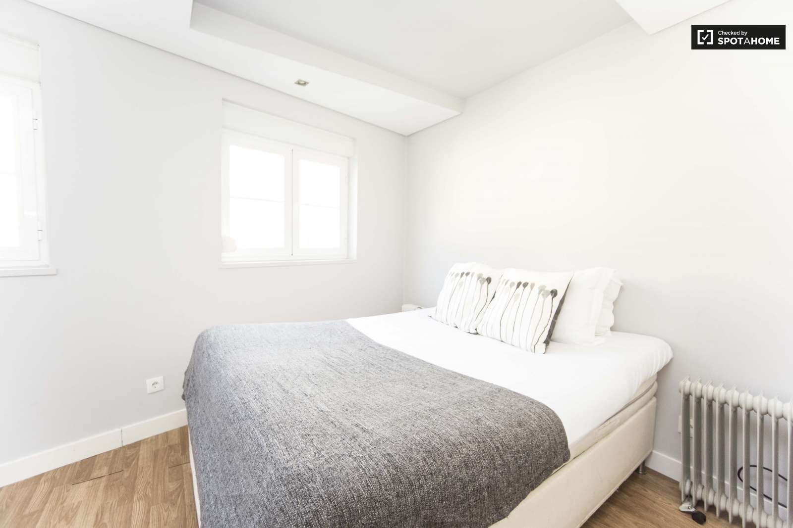 Well-furnished 1-bedroom apartment for rent in Estrela