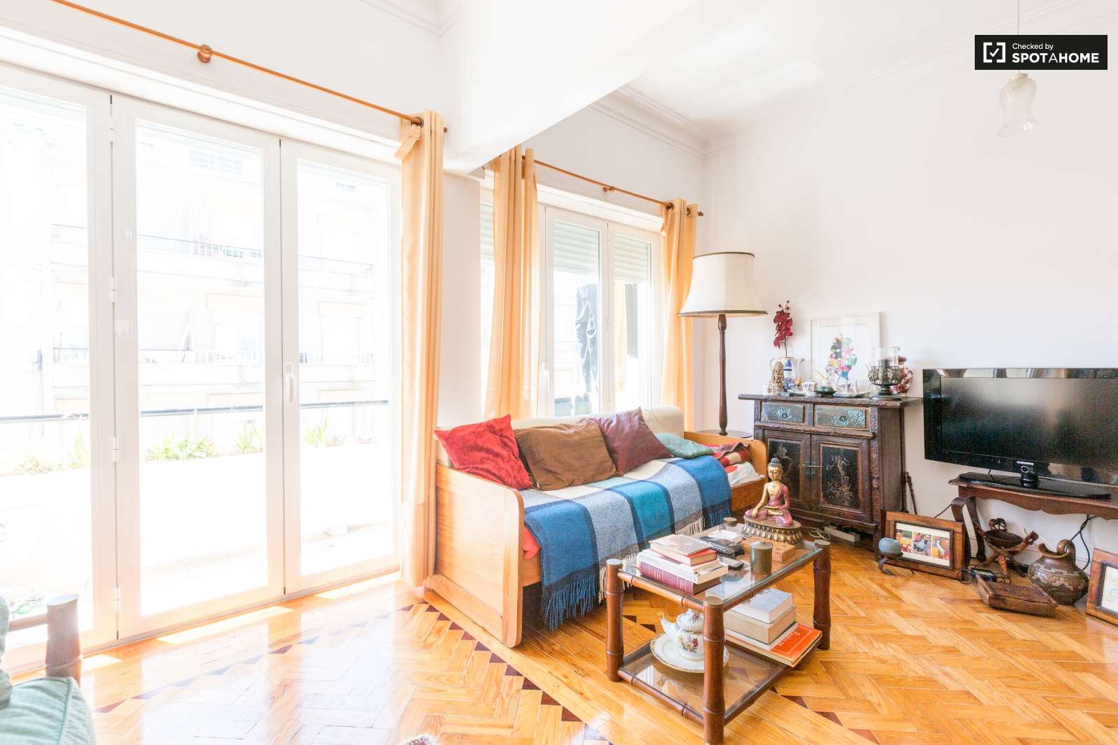 Quarto grande, com muita luz natural e uma varanda fechada. A 15 minutos do Maquês de Pombal em autocarro.