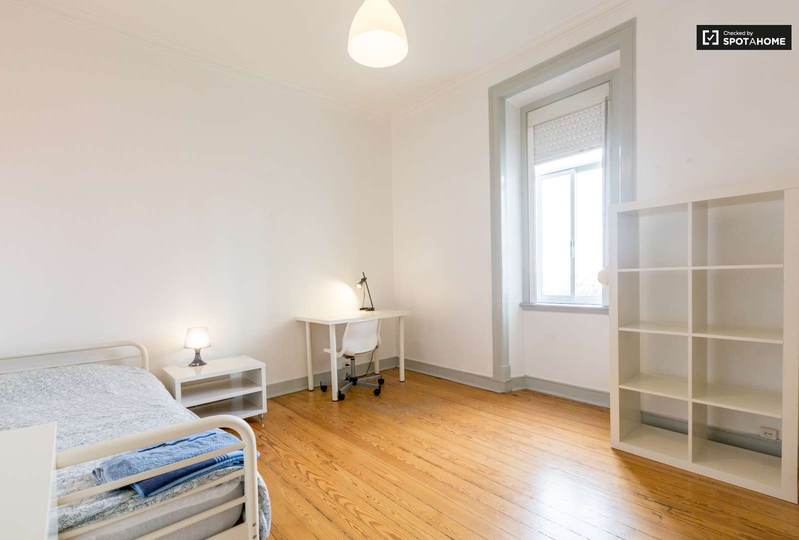 Quarto Centro Lisboa, em apartamento mobilado c/ garagem