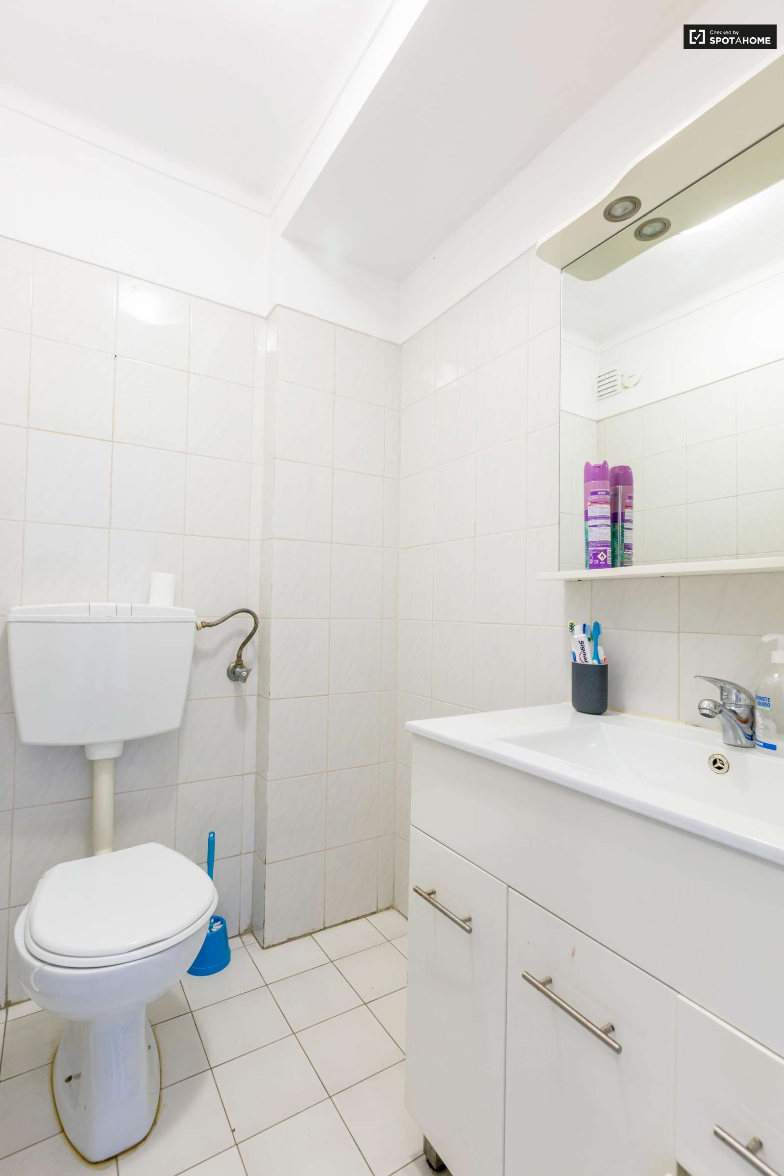 Single Bed in Rooms and beds to rent in 4-bedroom apartment near Bela Vista Park in Marvila